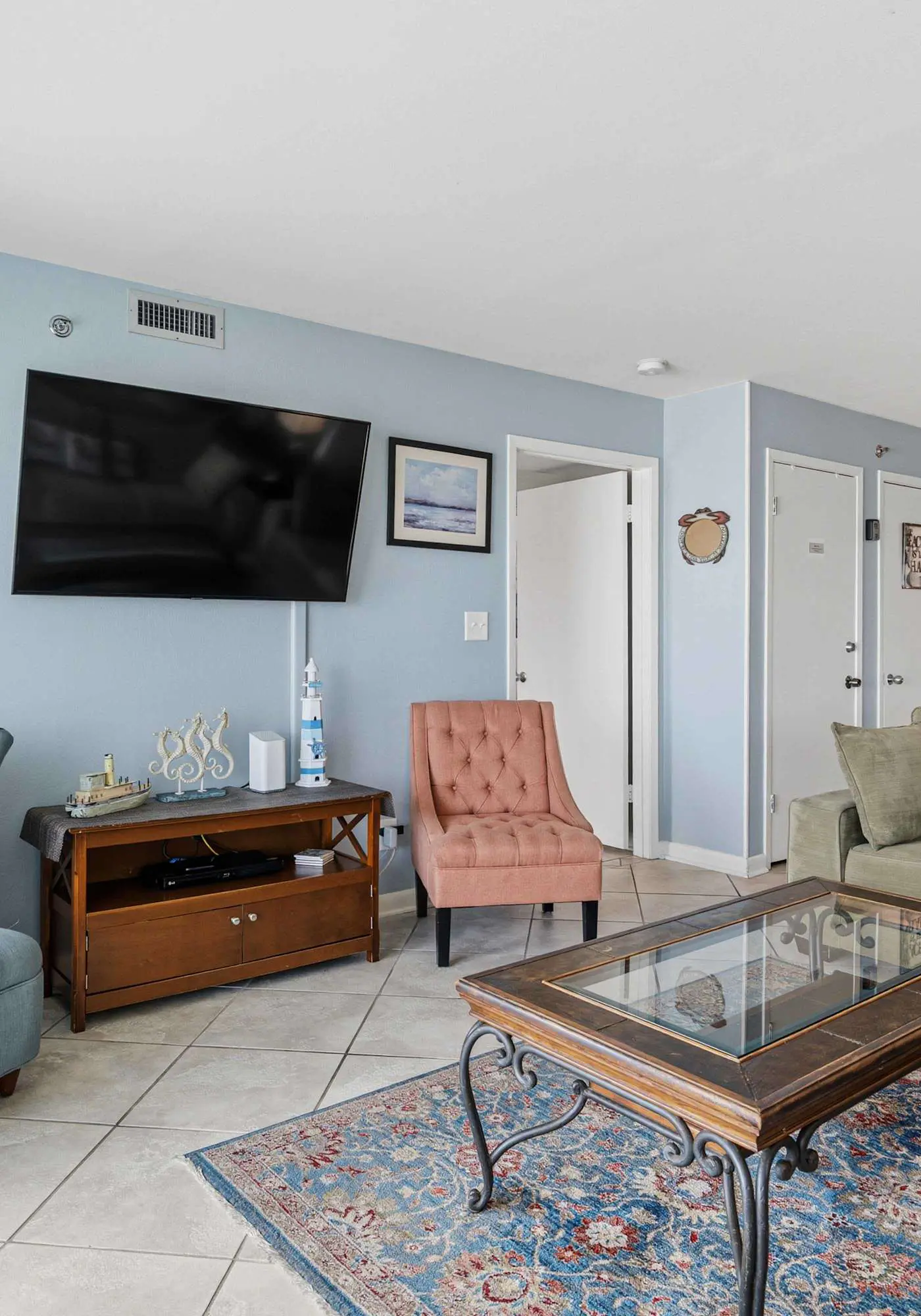 Beachfront, 3rd-floor condo with pool, hot tub, ocean view & fast WiFi
