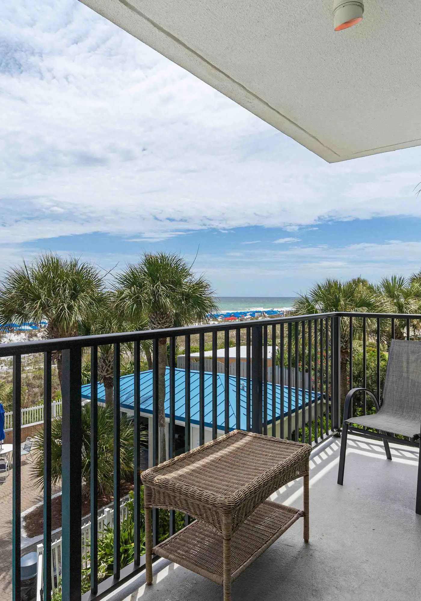Beachfront, 3rd-floor condo with pool, hot tub, ocean view & fast WiFi