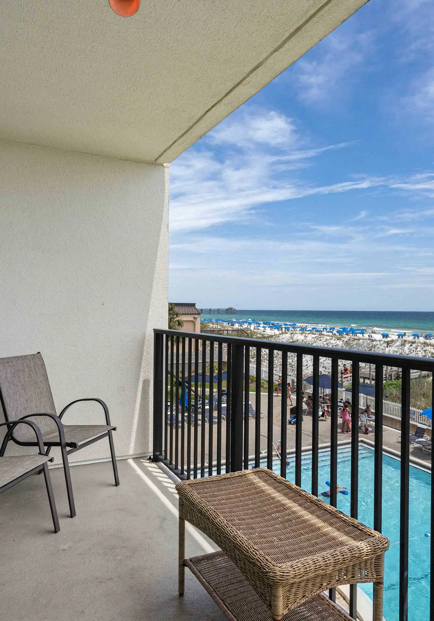 Beachfront, 3rd-floor condo with pool, hot tub, ocean view & fast WiFi