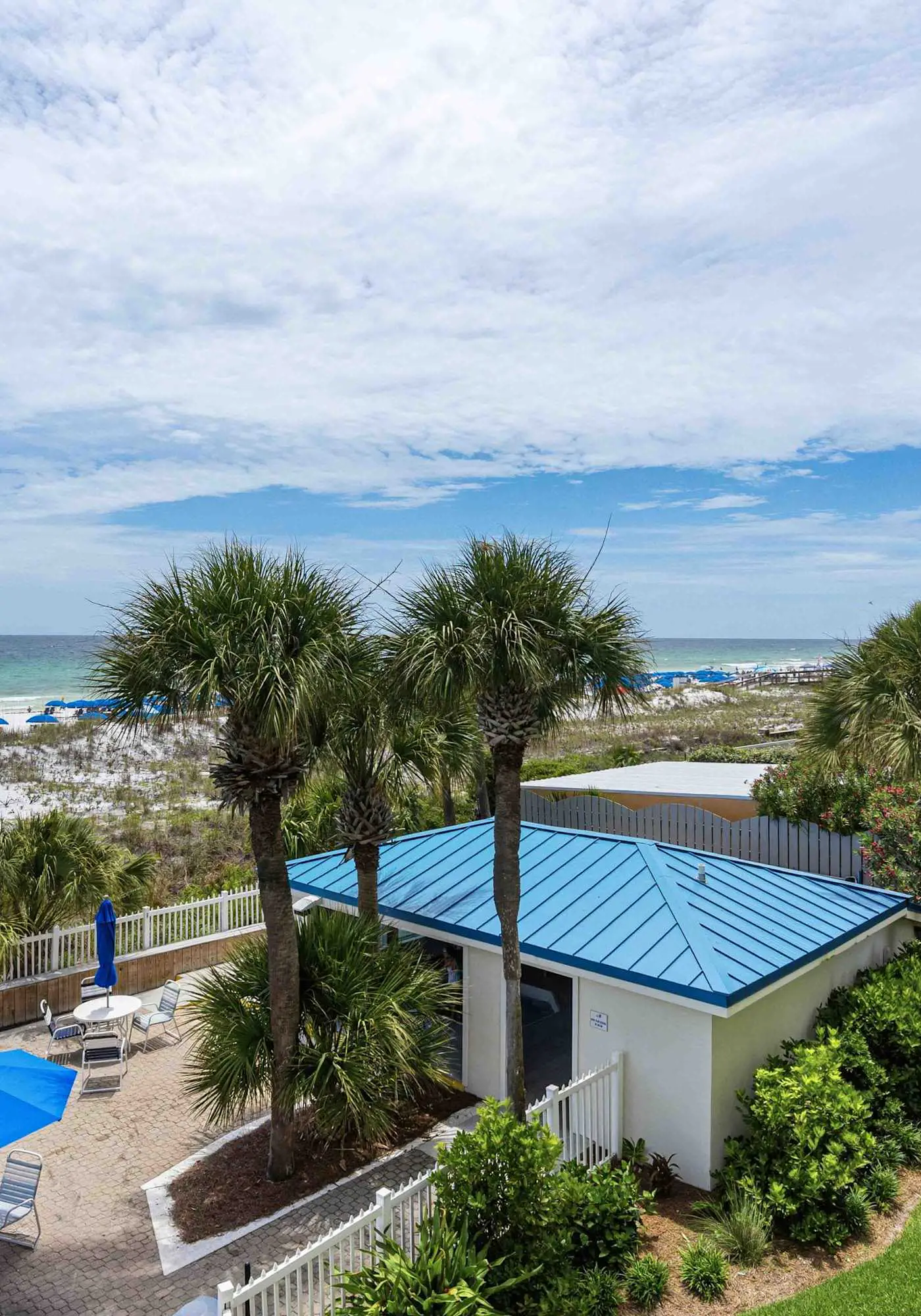 Beachfront, 3rd-floor condo with pool, hot tub, ocean view & fast WiFi