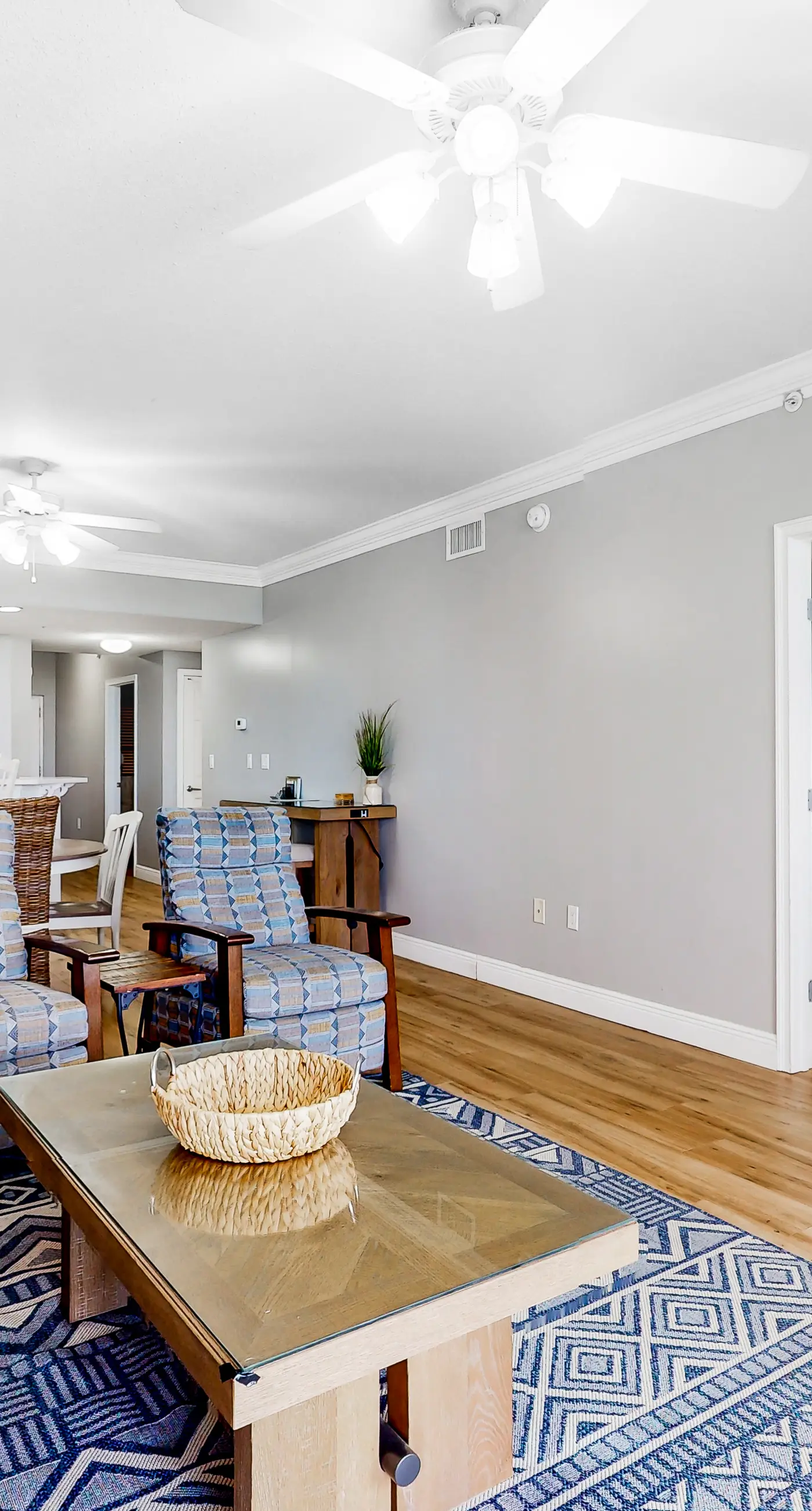 Ocean view condo with beach access, hot tub, outdoor pool, gym, BBQ, patio