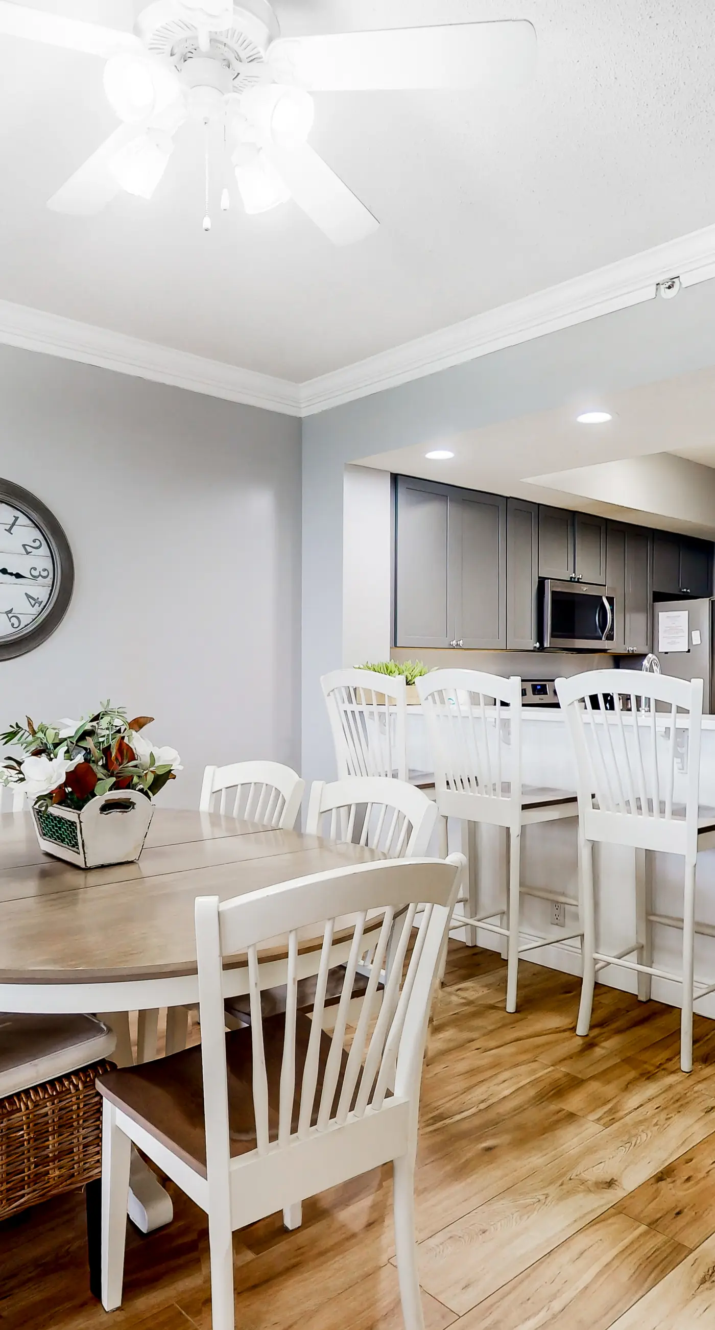 Ocean view condo with beach access, hot tub, outdoor pool, gym, BBQ, patio