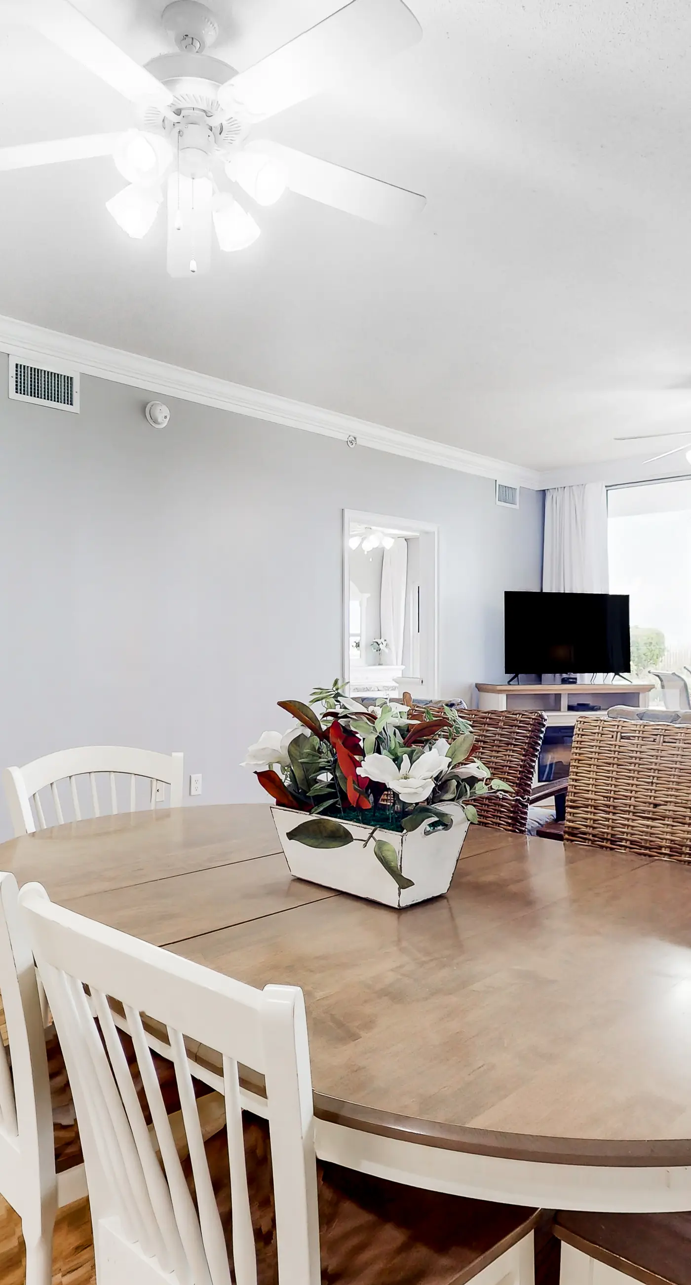 Ocean view condo with beach access, hot tub, outdoor pool, gym, BBQ, patio
