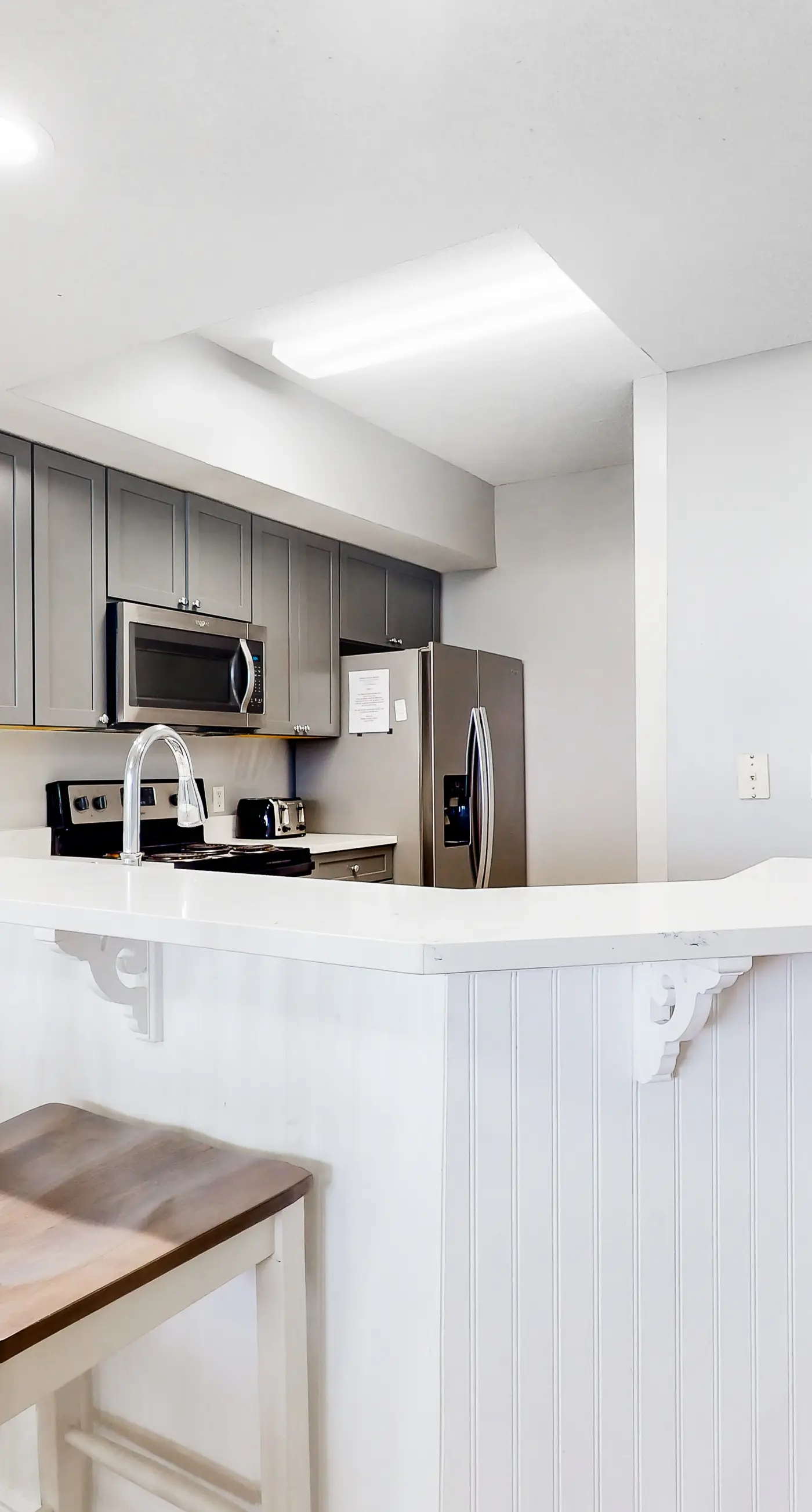 Ocean view condo with beach access, hot tub, outdoor pool, gym, BBQ, patio
