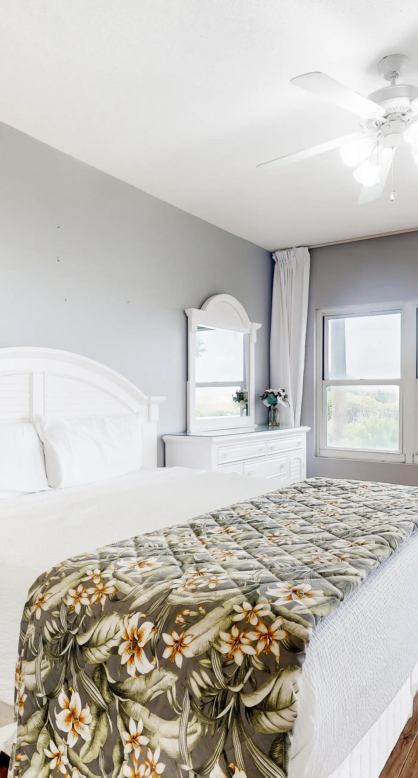 Ocean view condo with beach access, hot tub, outdoor pool, gym, BBQ, patio