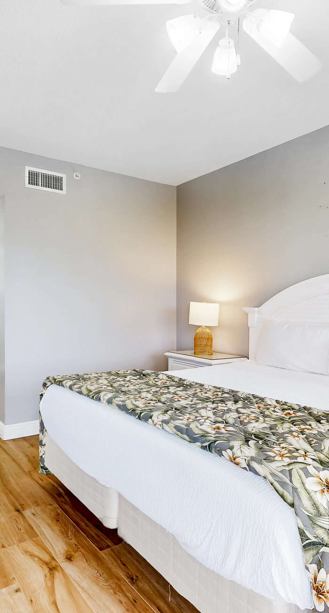 Ocean view condo with beach access, hot tub, outdoor pool, gym, BBQ, patio