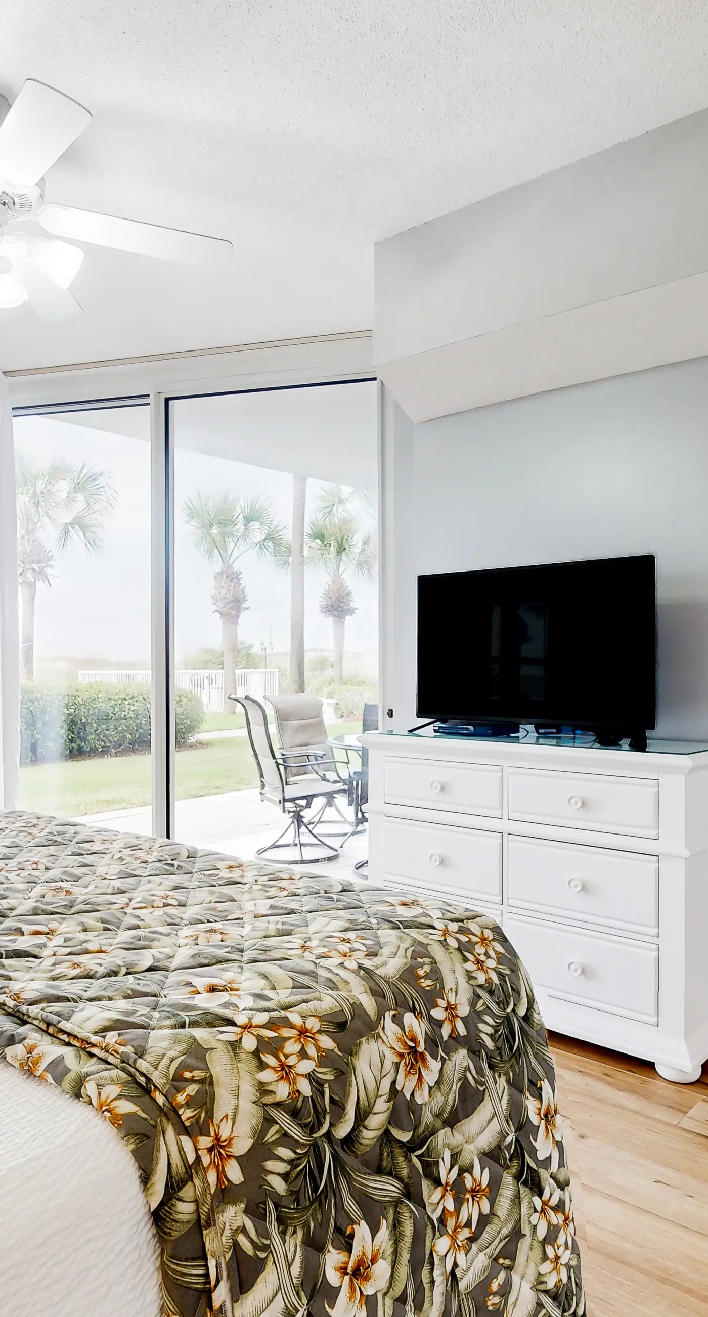 Ocean view condo with beach access, hot tub, outdoor pool, gym, BBQ, patio