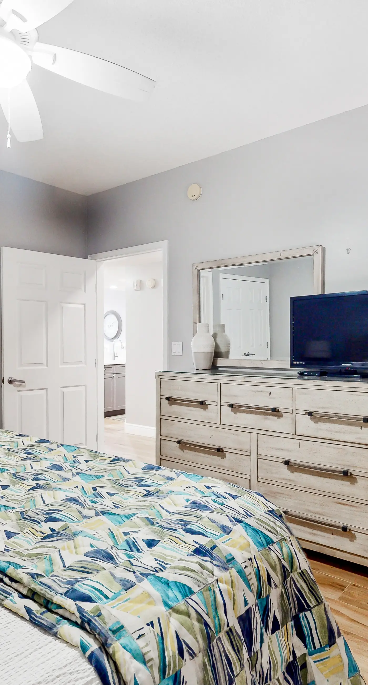 Ocean view condo with beach access, hot tub, outdoor pool, gym, BBQ, patio