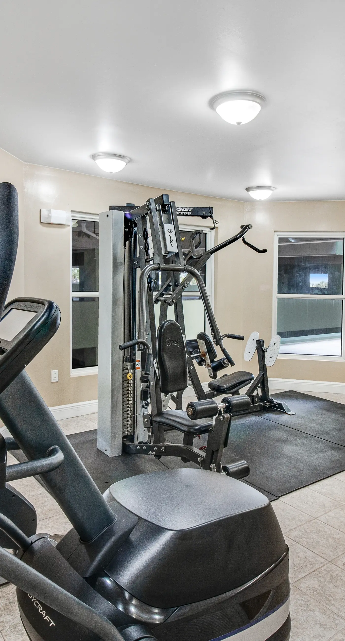 Ocean view condo with beach access, hot tub, outdoor pool, gym, BBQ, patio