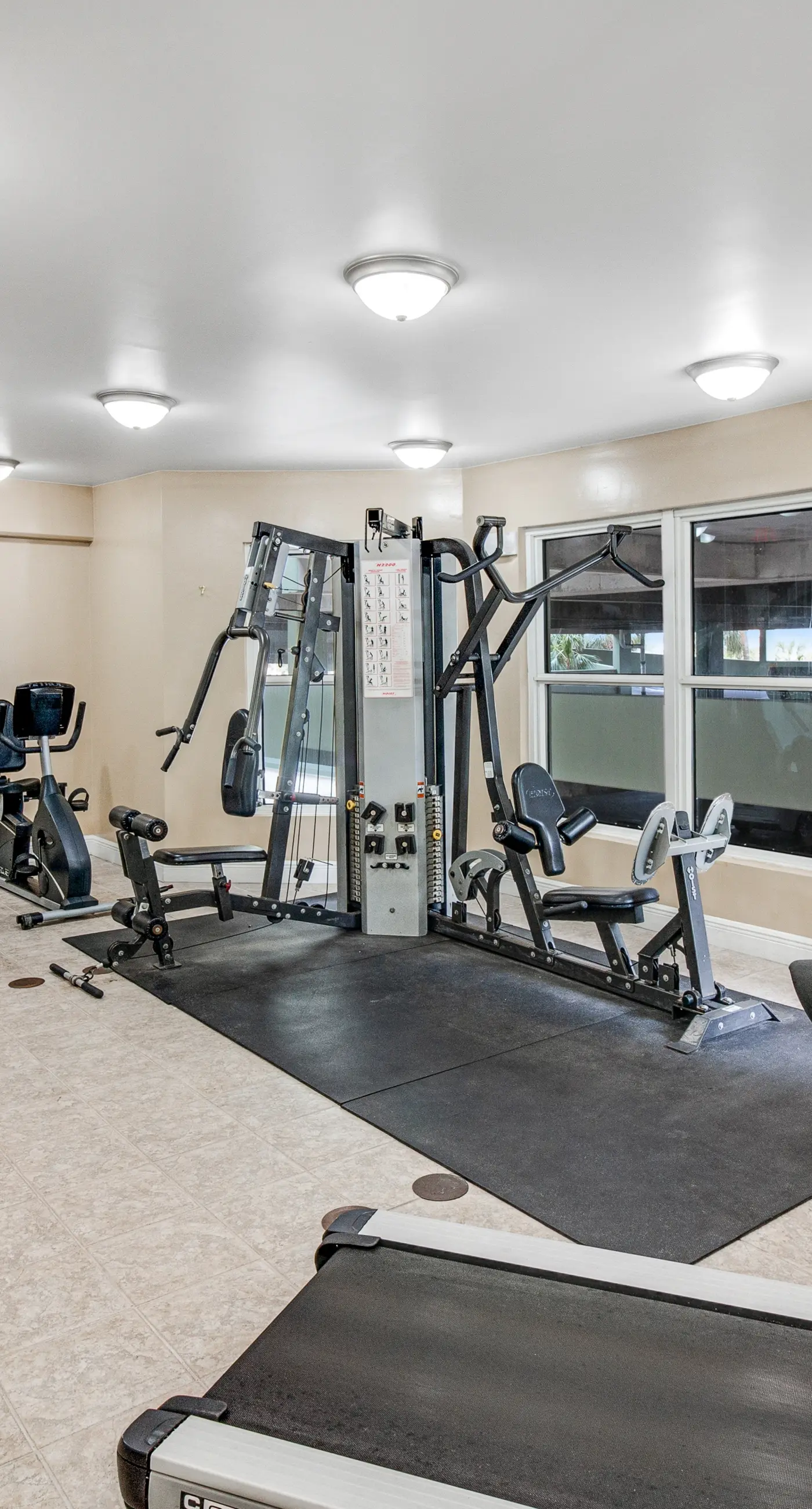 Ocean view condo with beach access, hot tub, outdoor pool, gym, BBQ, patio