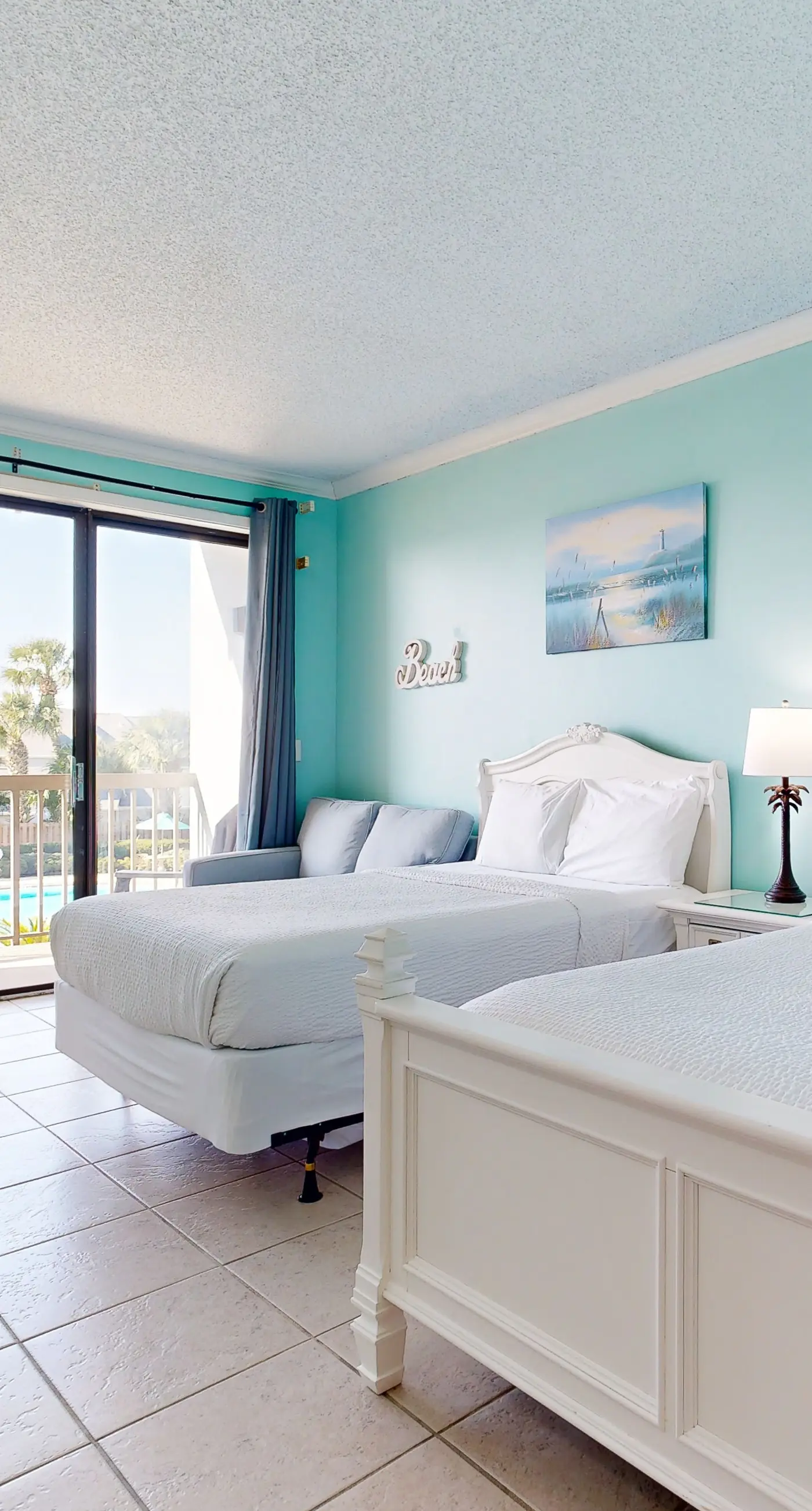 Second-floor, sound-front studio with pool & washer/dryer