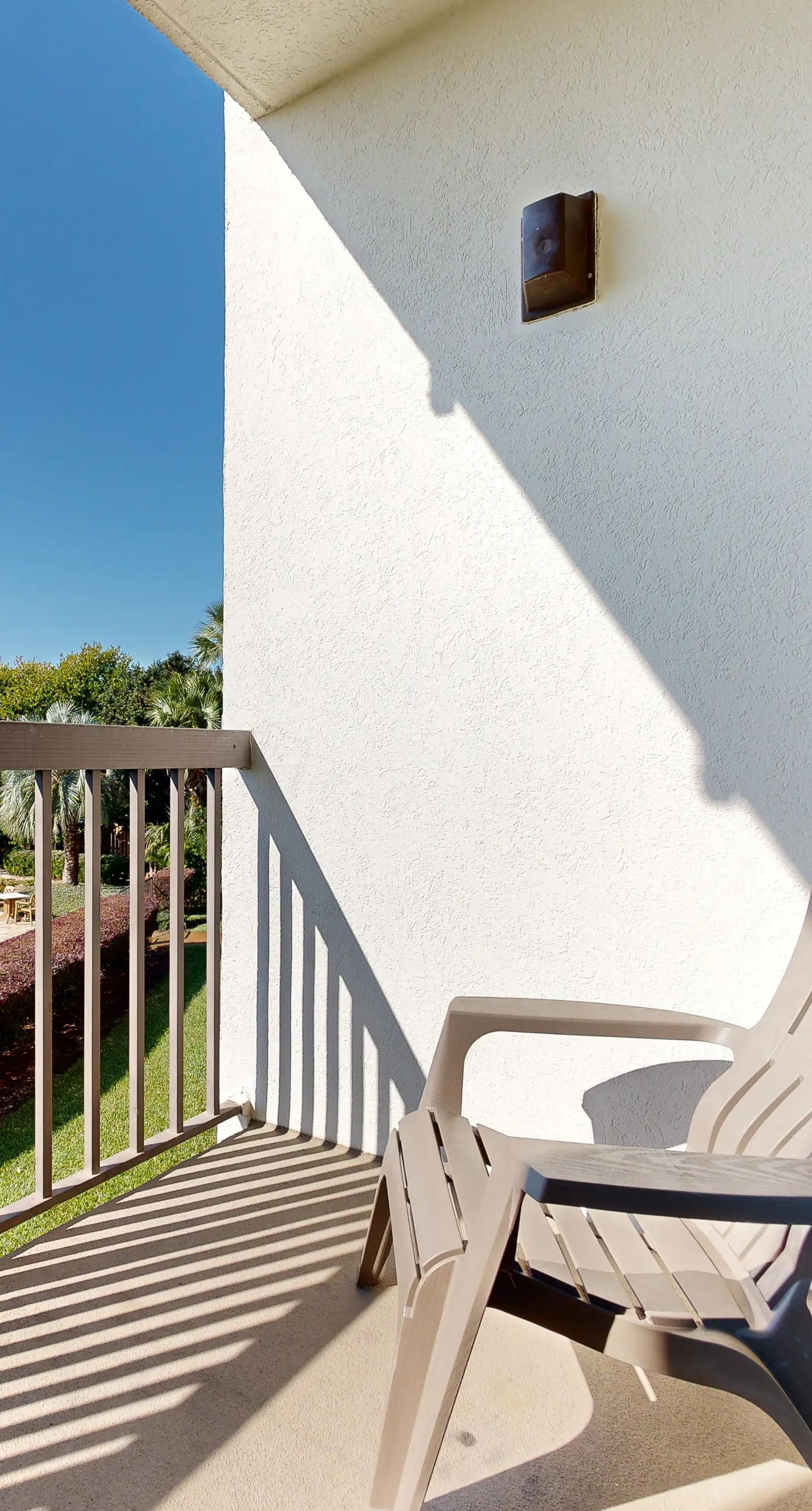 Second-floor, sound-front studio with pool & washer/dryer