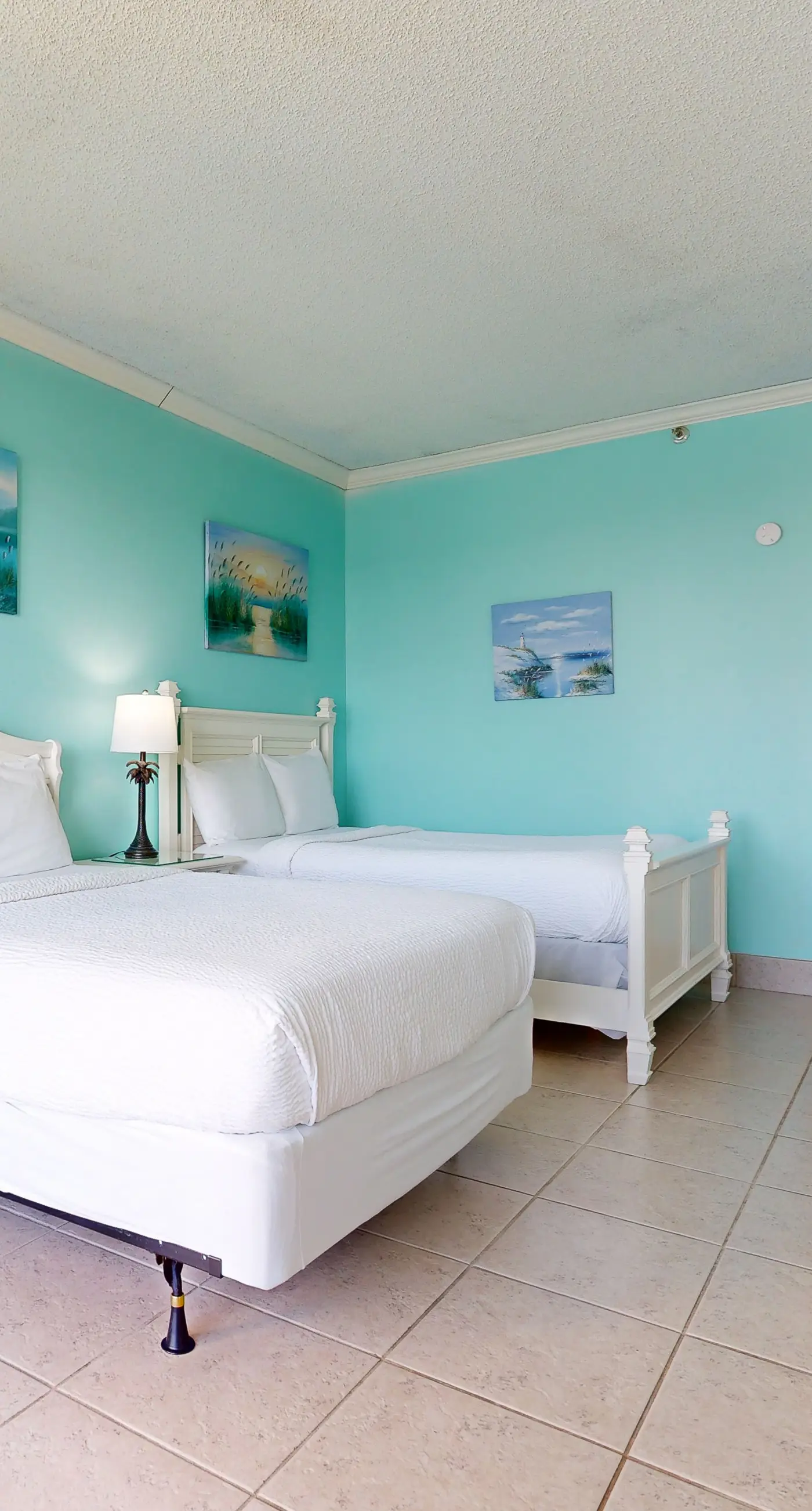 Second-floor, sound-front studio with pool & washer/dryer