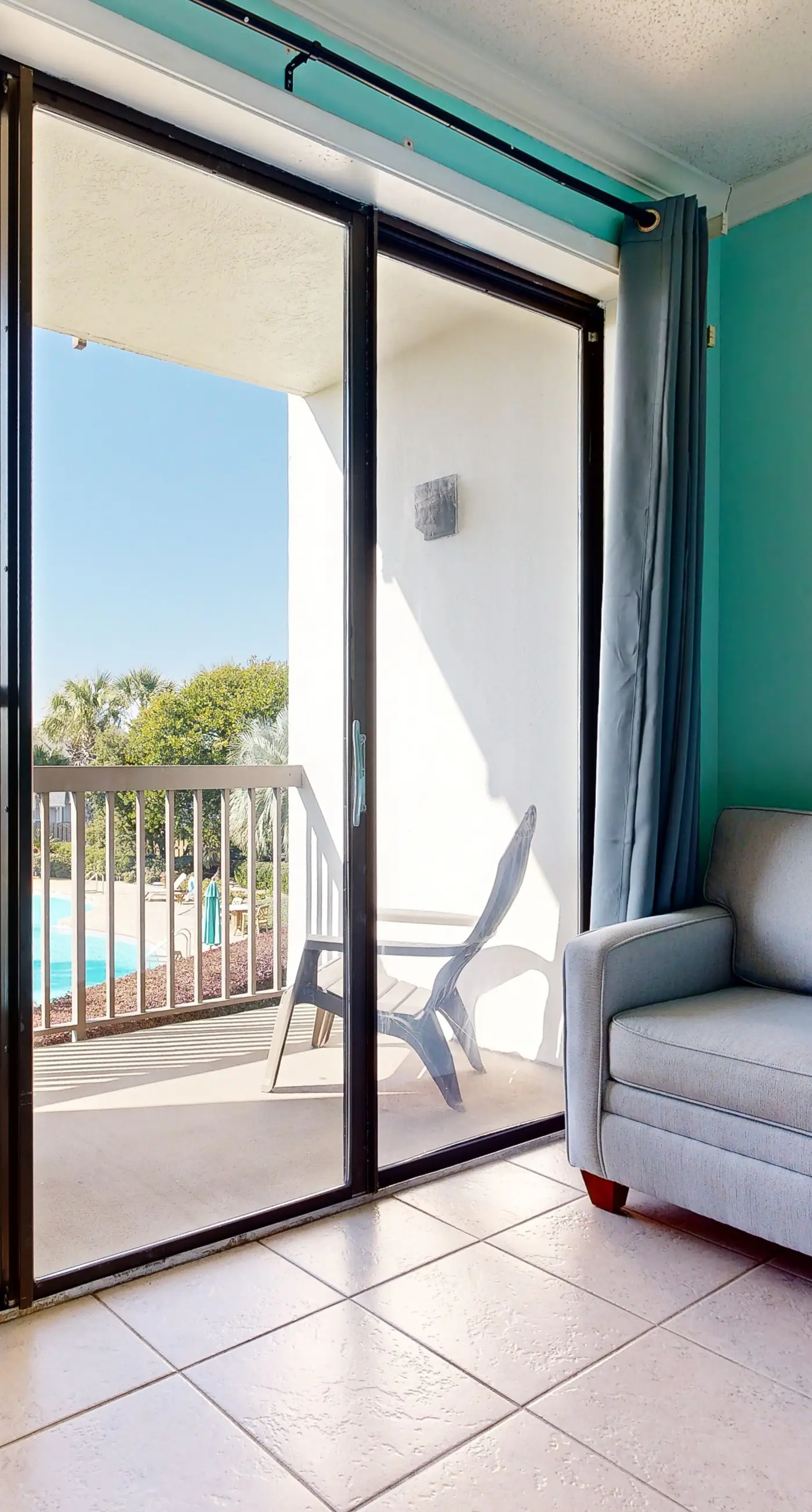 Second-floor, sound-front studio with pool & washer/dryer