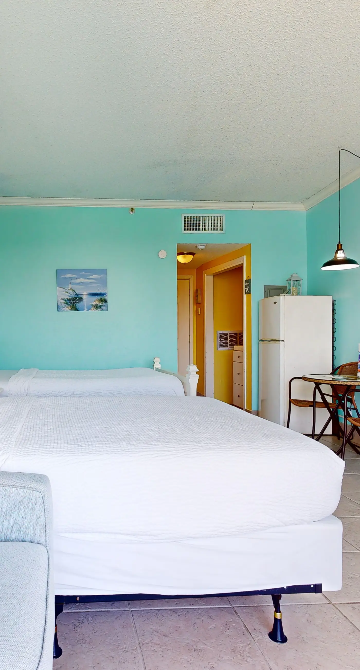 Second-floor, sound-front studio with pool & washer/dryer