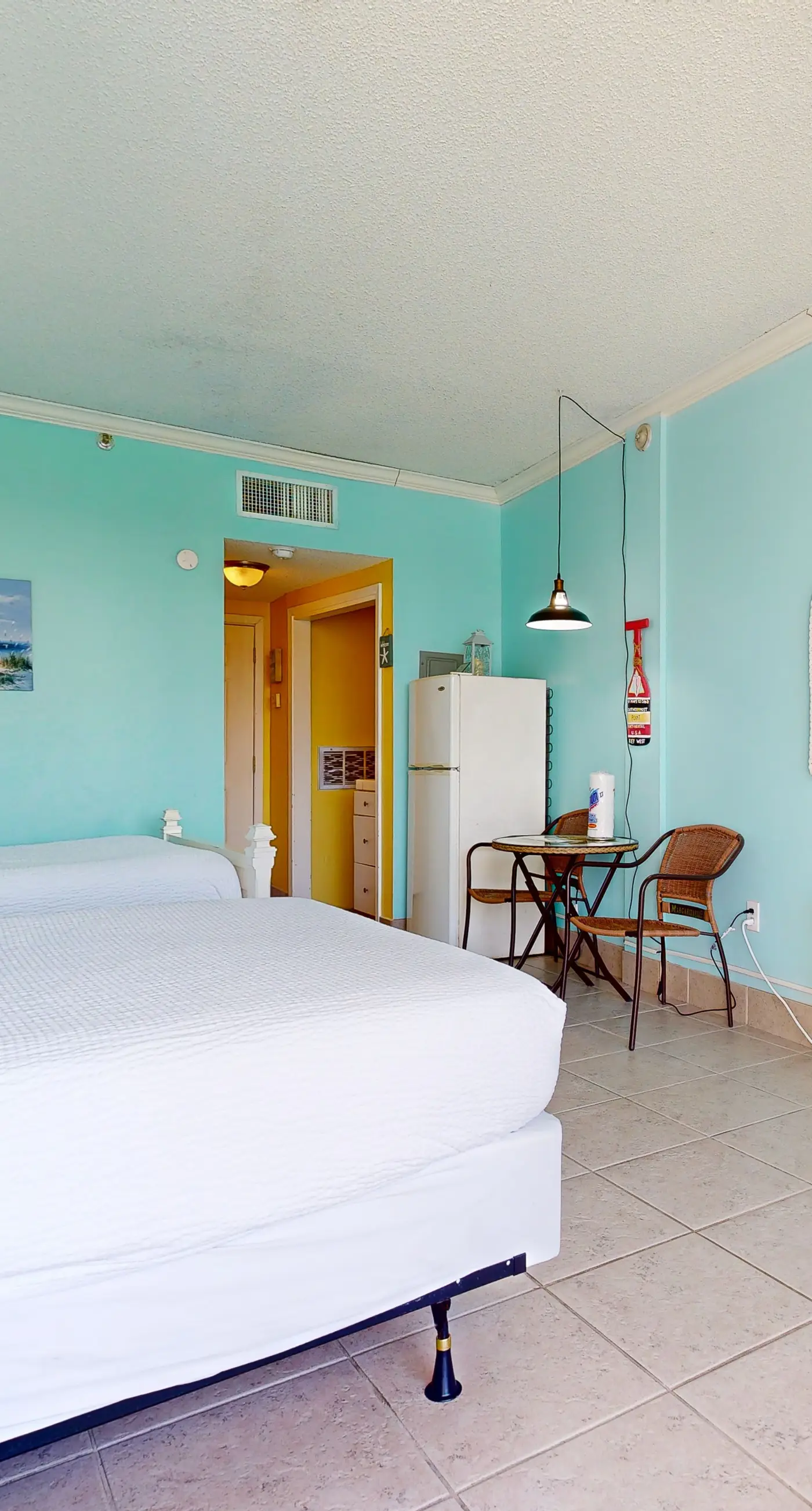 Second-floor, sound-front studio with pool & washer/dryer