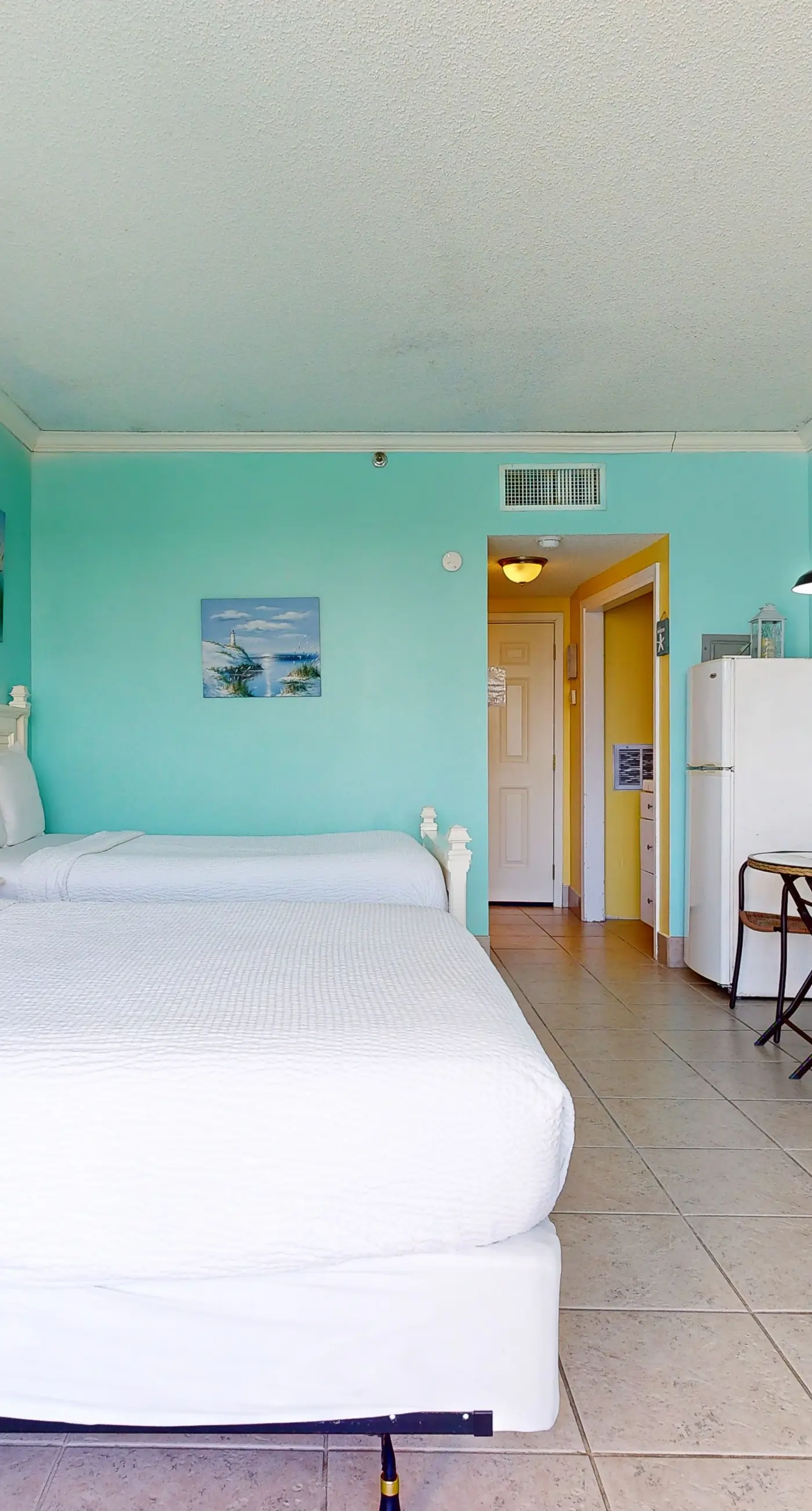 Second-floor, sound-front studio with pool & washer/dryer