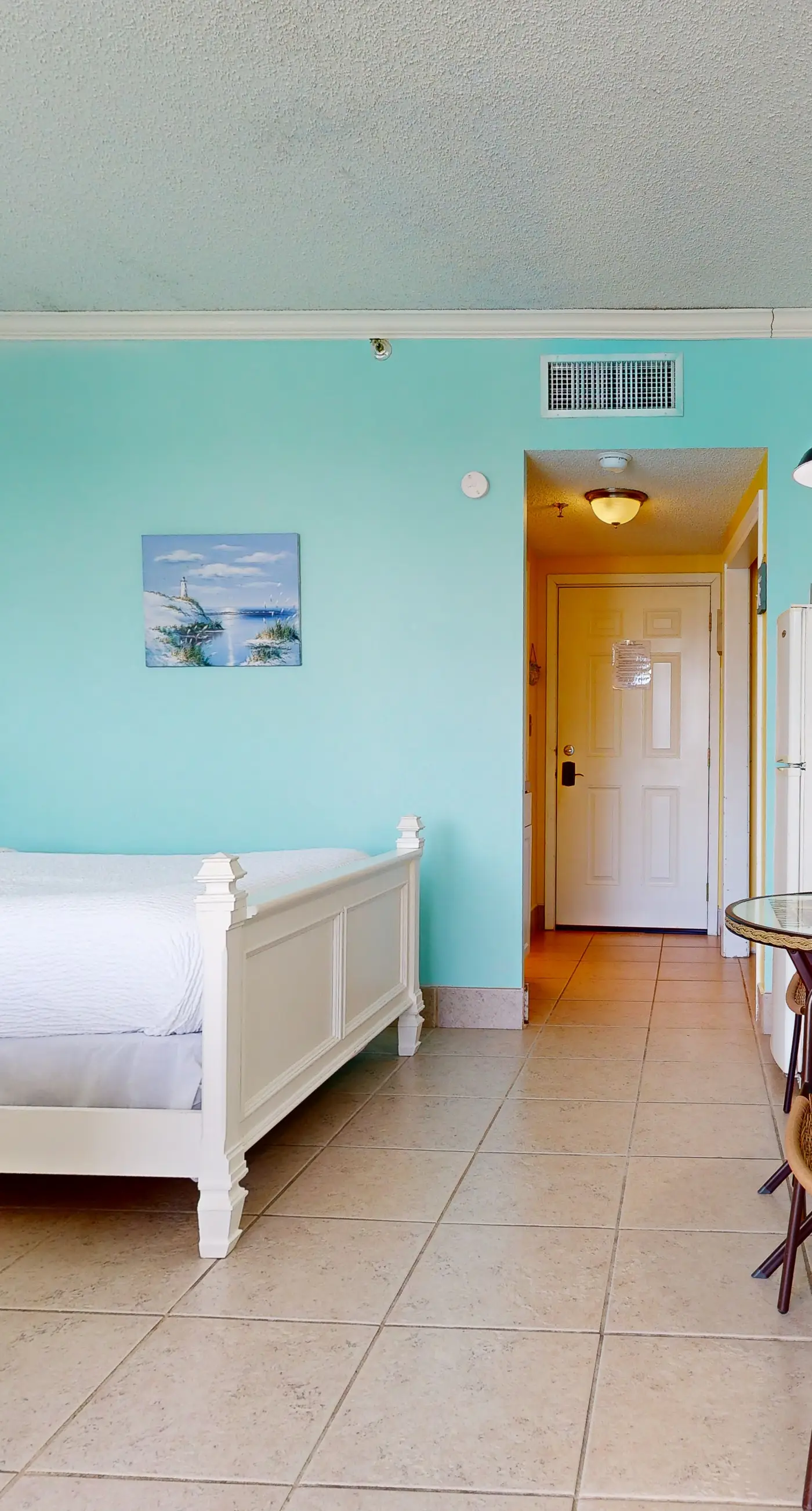 Second-floor, sound-front studio with pool & washer/dryer