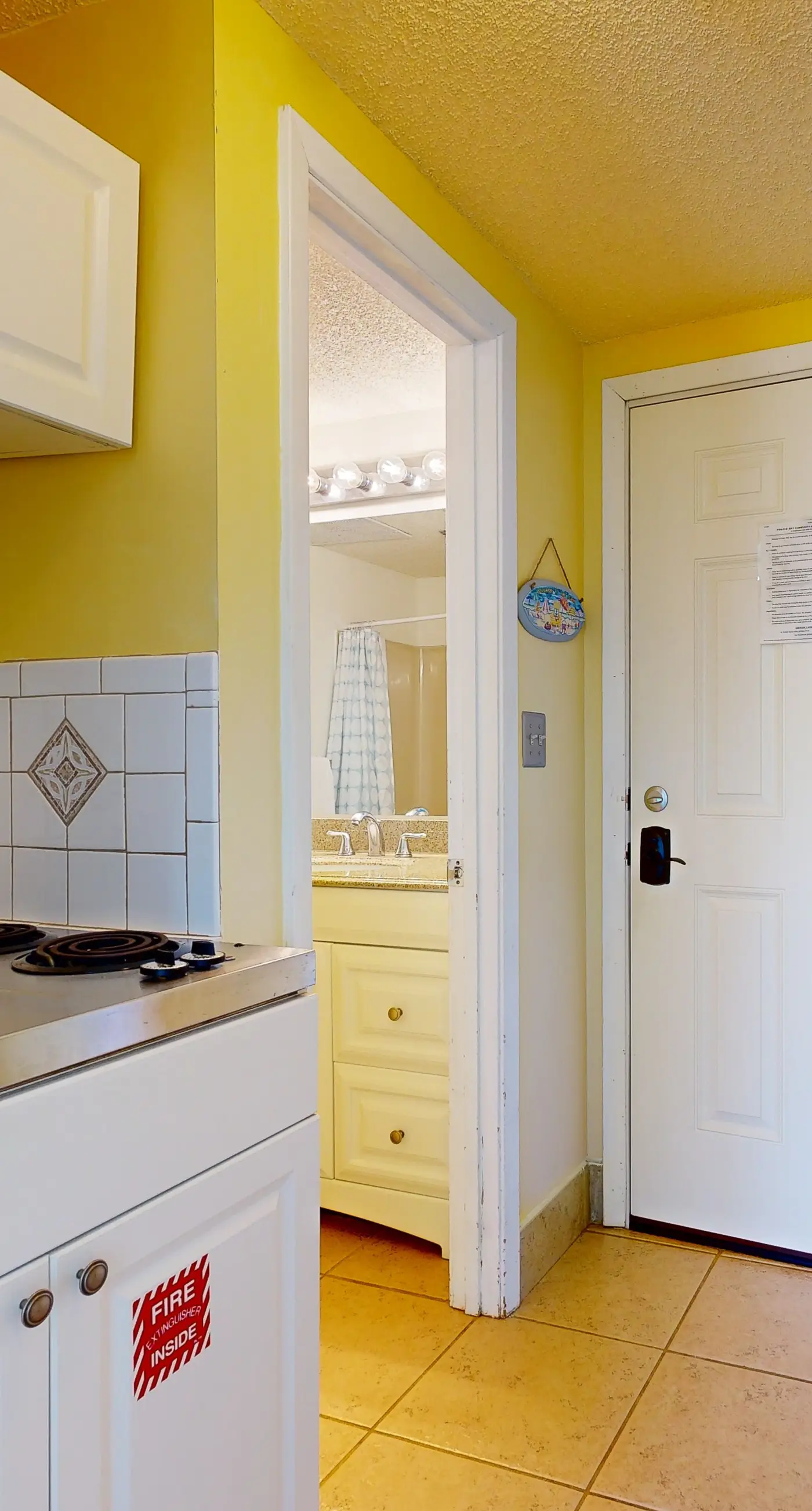 Second-floor, sound-front studio with pool & washer/dryer