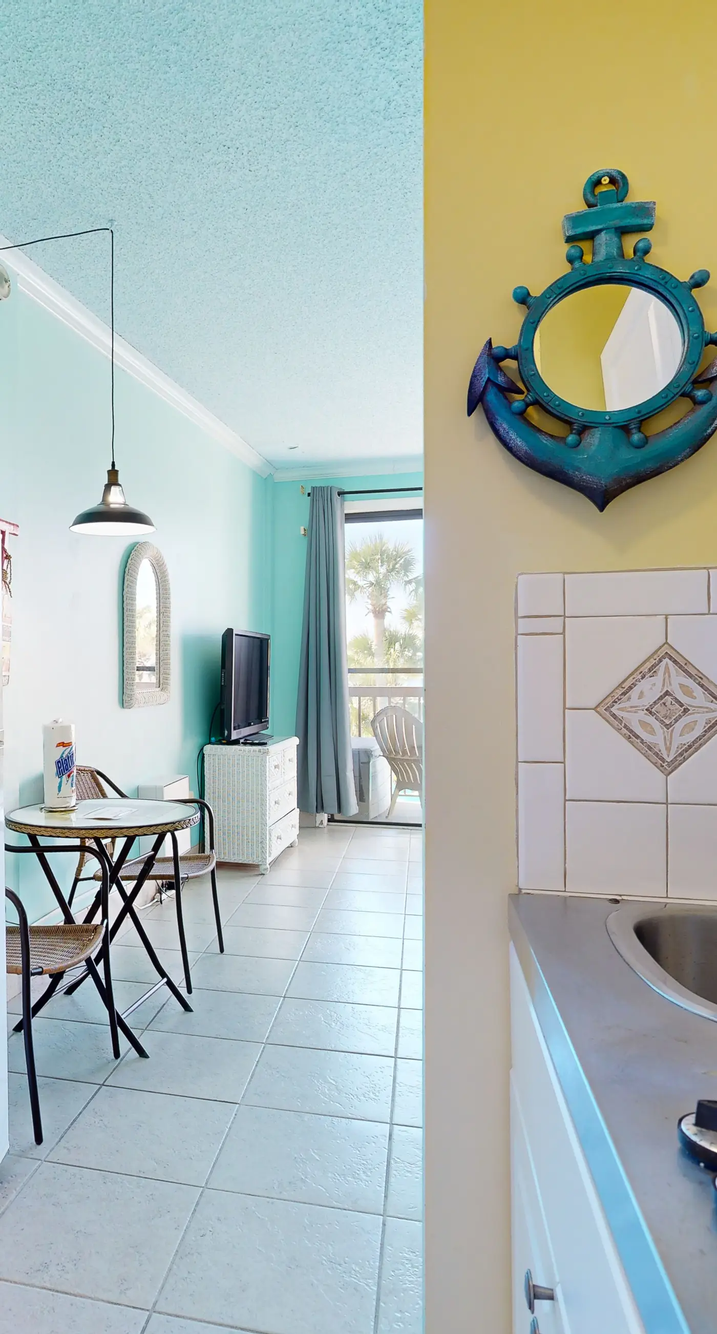 Second-floor, sound-front studio with pool & washer/dryer