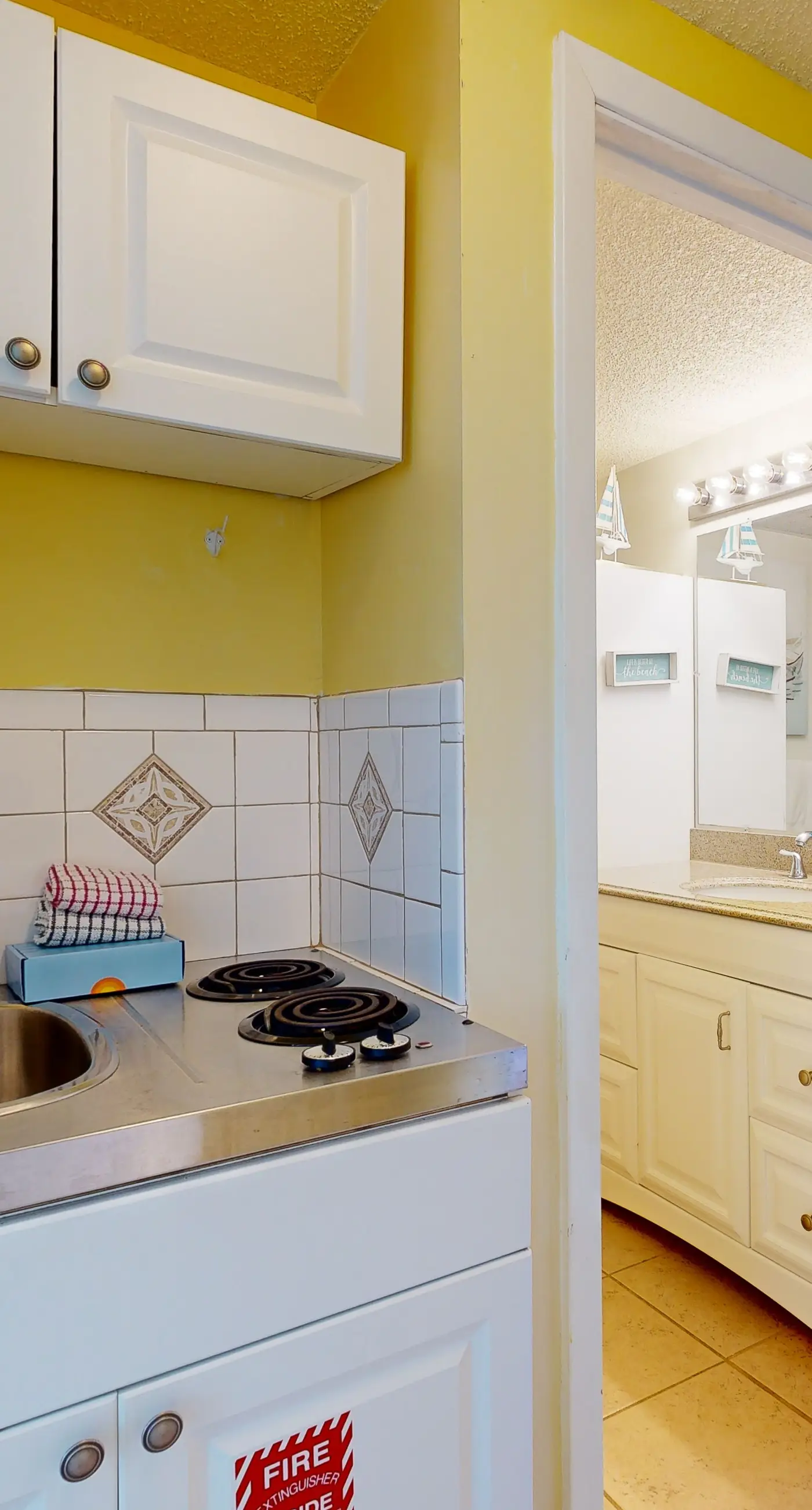 Second-floor, sound-front studio with pool & washer/dryer