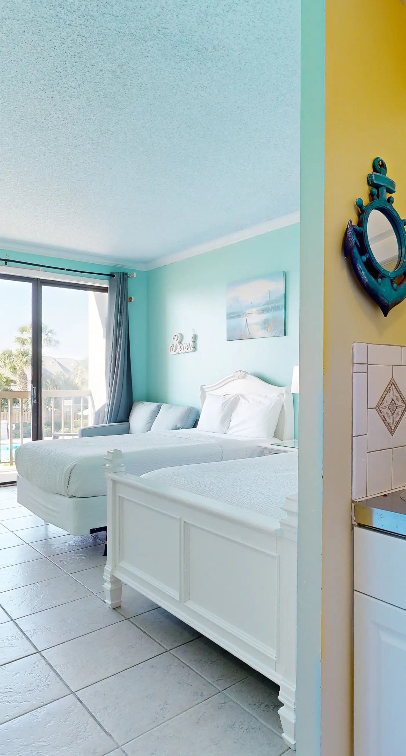 Second-floor, sound-front studio with pool & washer/dryer