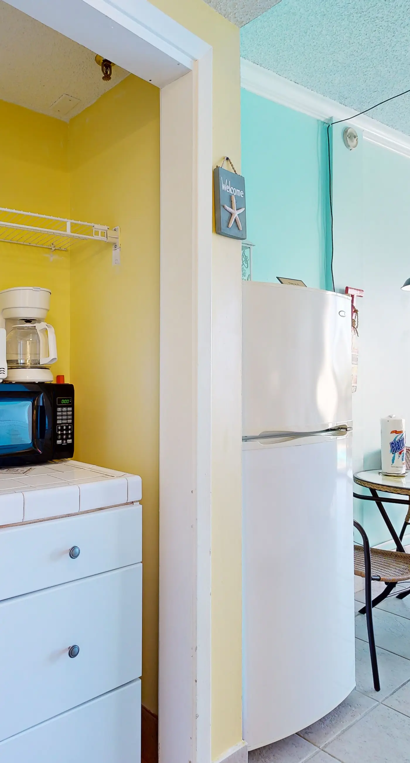 Second-floor, sound-front studio with pool & washer/dryer