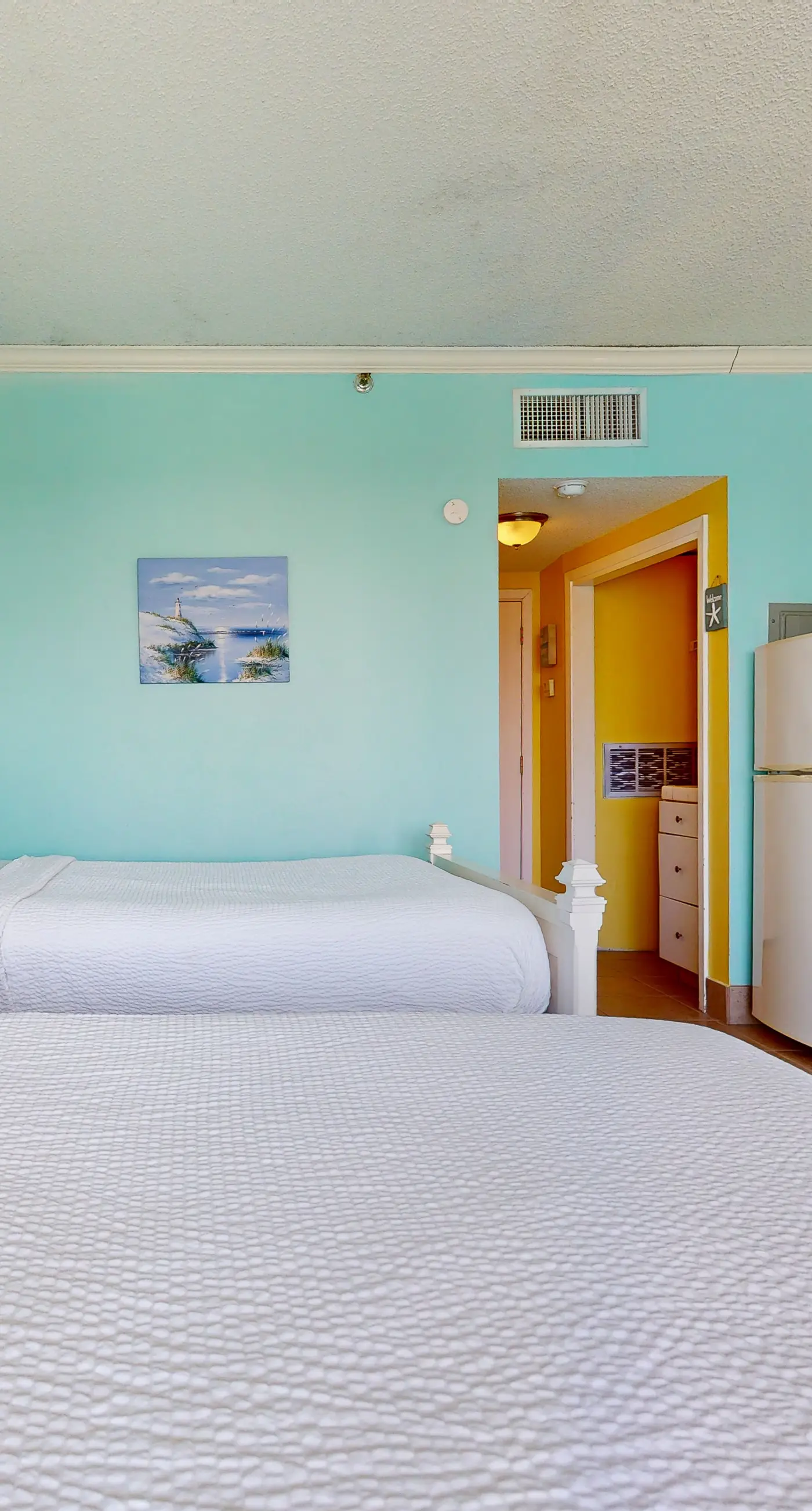 Second-floor, sound-front studio with pool & washer/dryer
