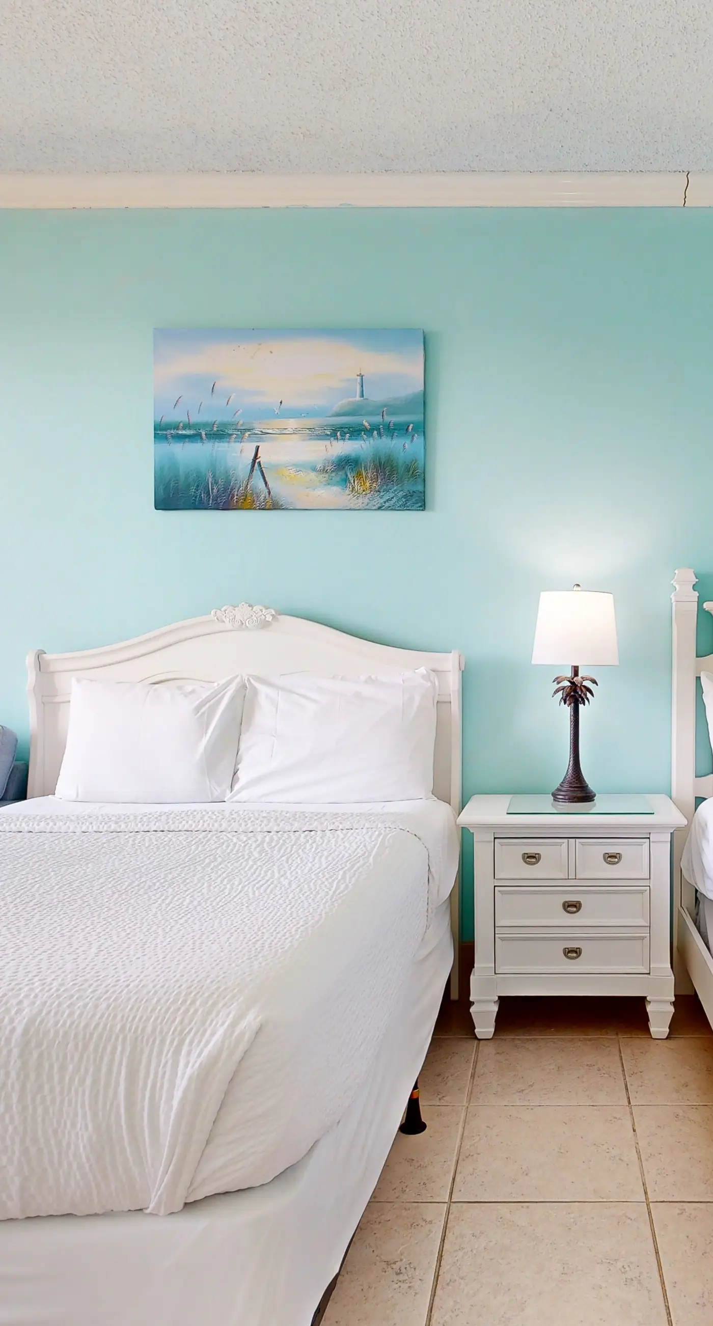 Second-floor, sound-front studio with pool & washer/dryer
