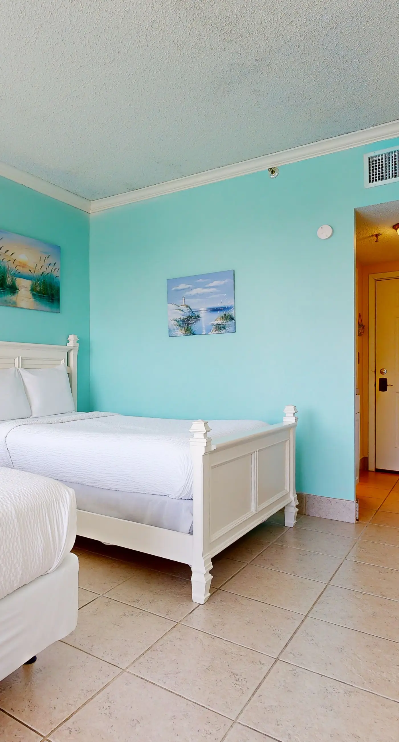 Second-floor, sound-front studio with pool & washer/dryer