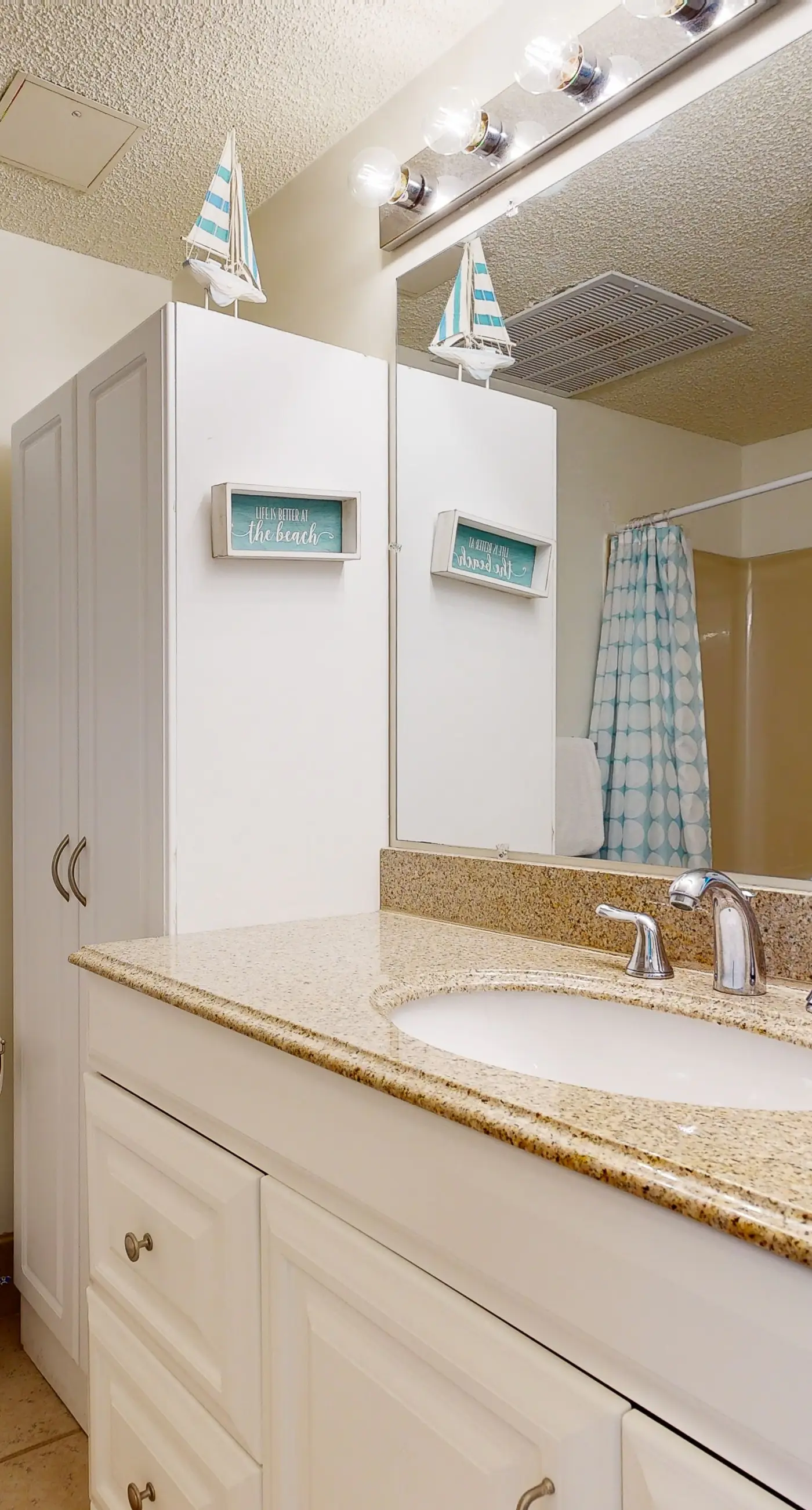 Second-floor, sound-front studio with pool & washer/dryer