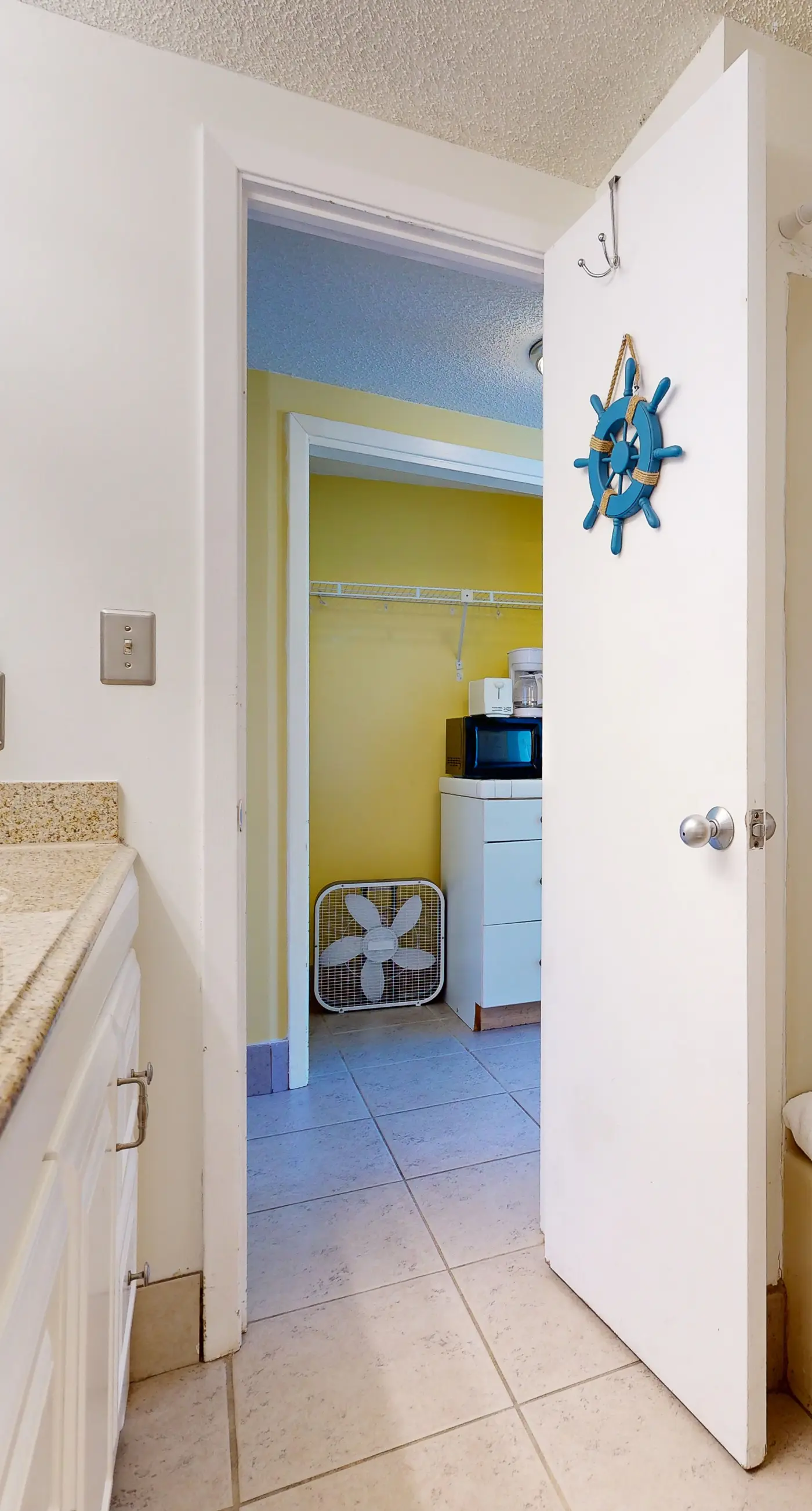 Second-floor, sound-front studio with pool & washer/dryer
