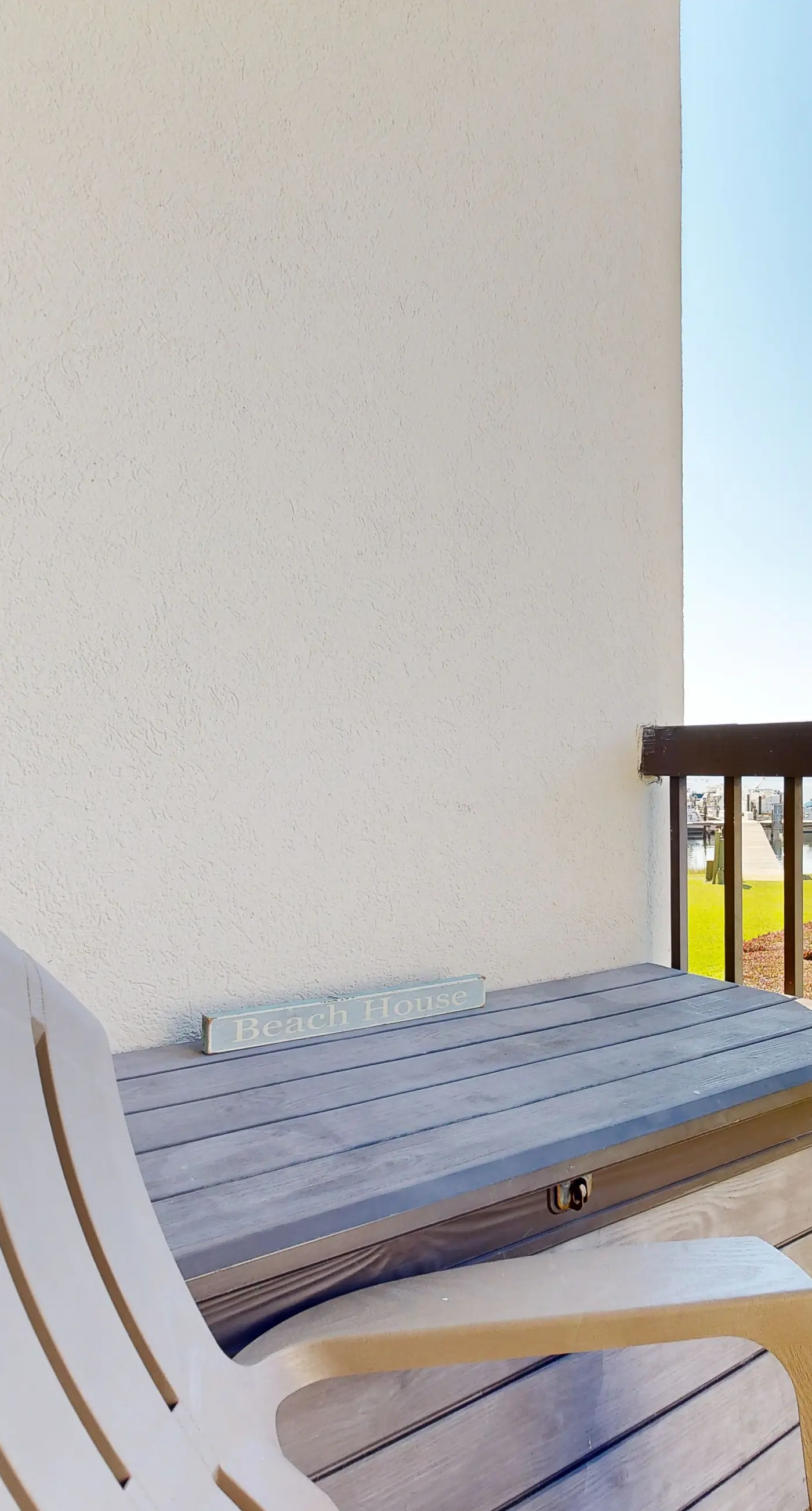 Second-floor, sound-front studio with pool & washer/dryer