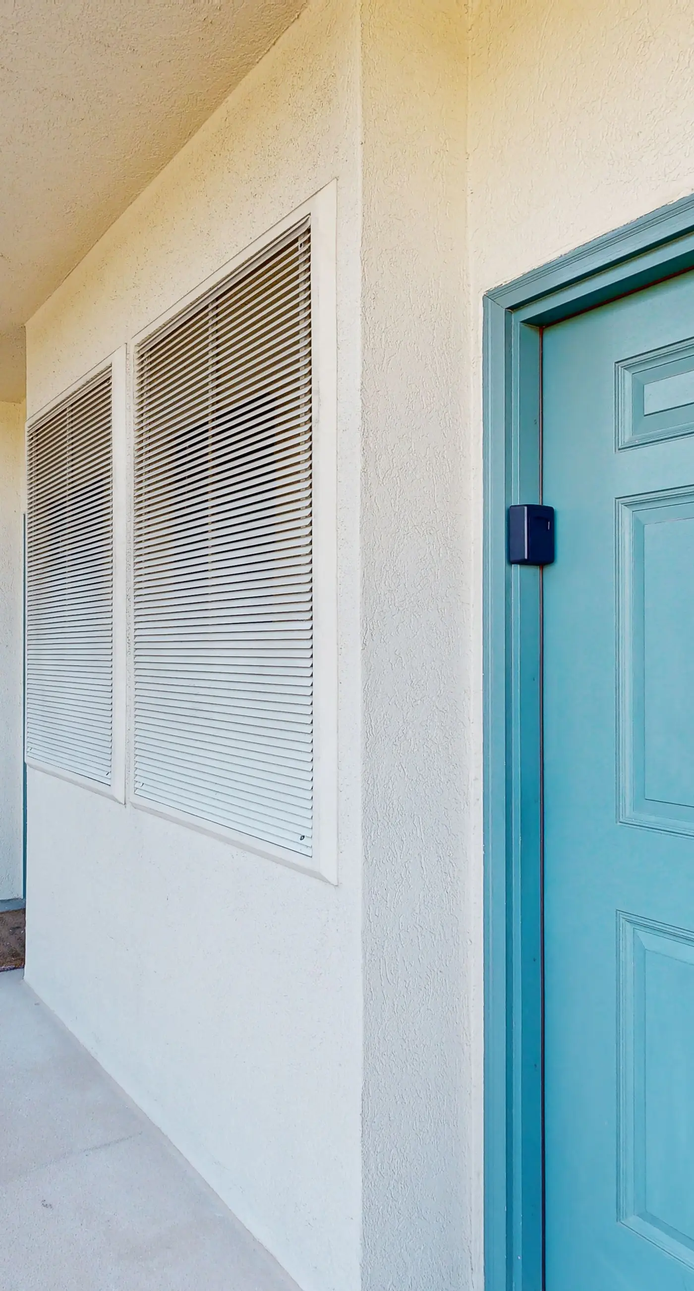 Second-floor, sound-front studio with pool & washer/dryer
