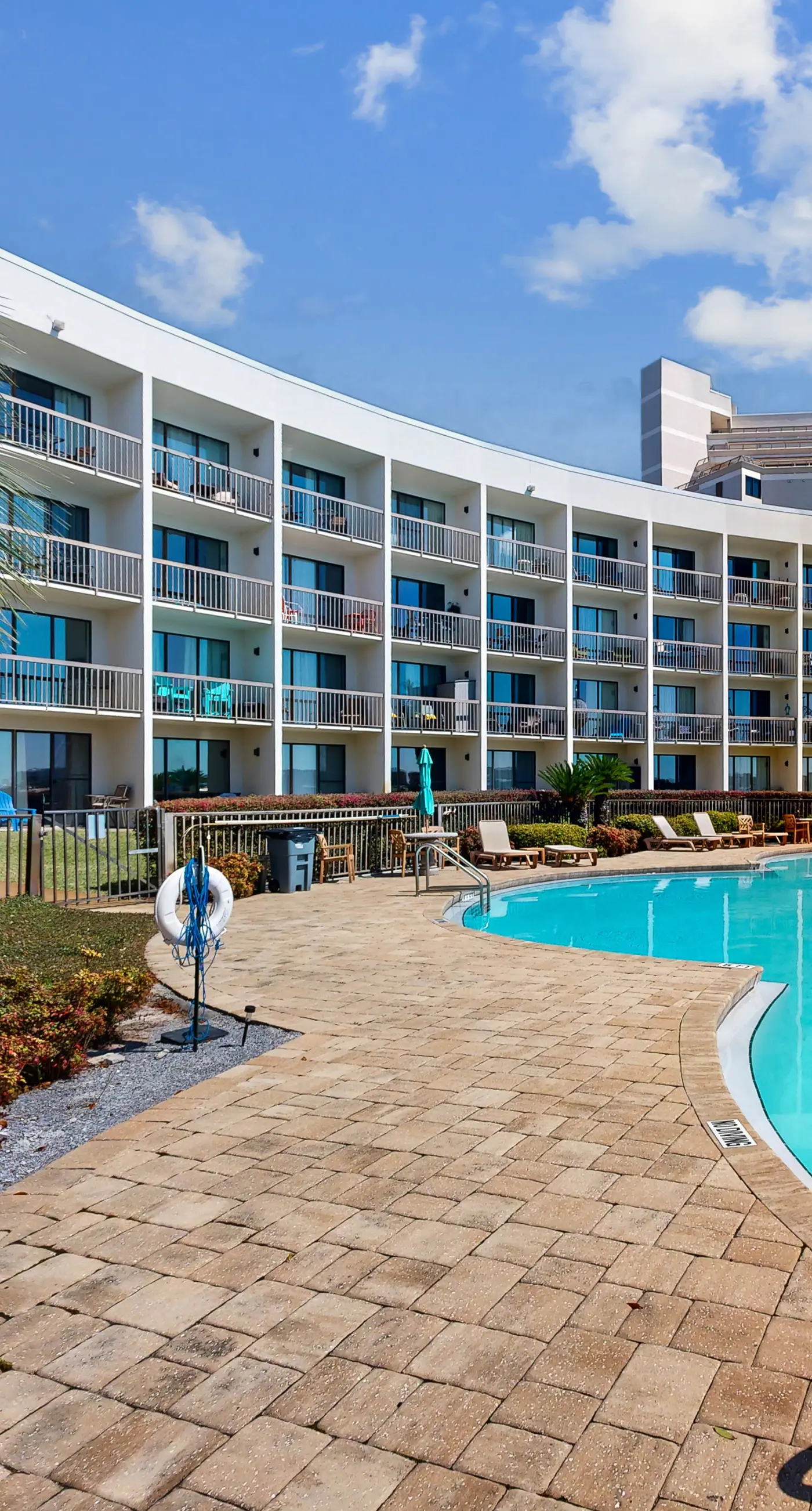 Second-floor, sound-front studio with pool & washer/dryer