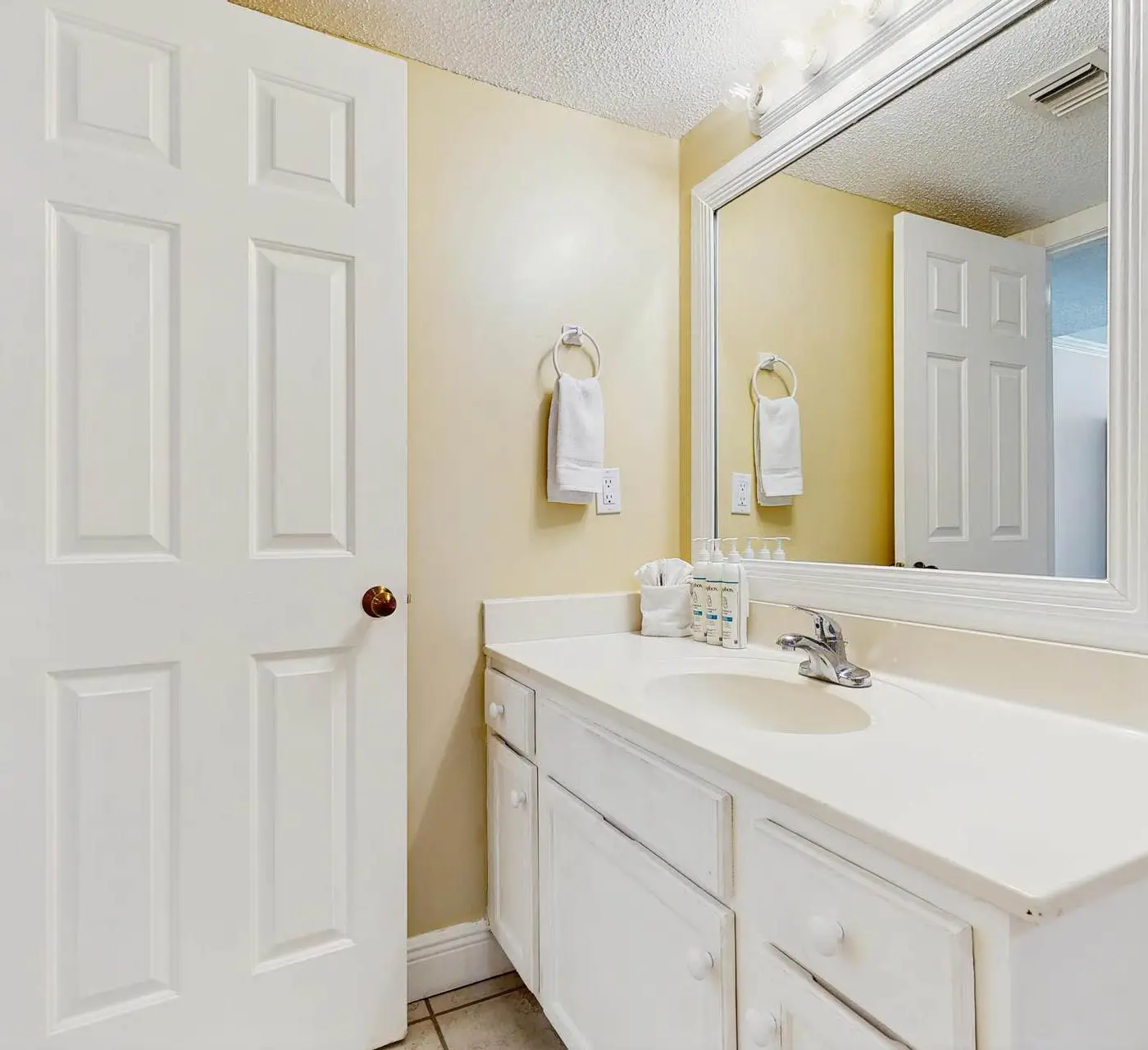 Surf Dweller 512- Spacious 5th floor condo with sweeping views of the Gulf, steps to beach