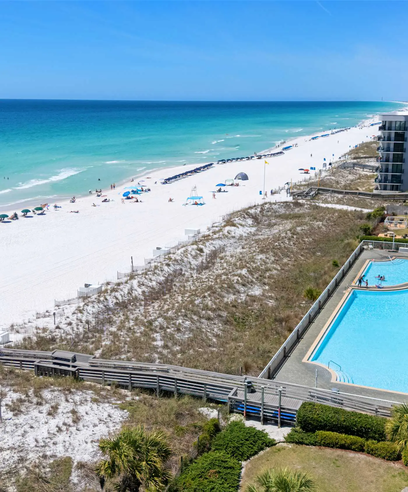 Ground floor, oceanfront condo with pool, fast WiFi & seasonal beach service