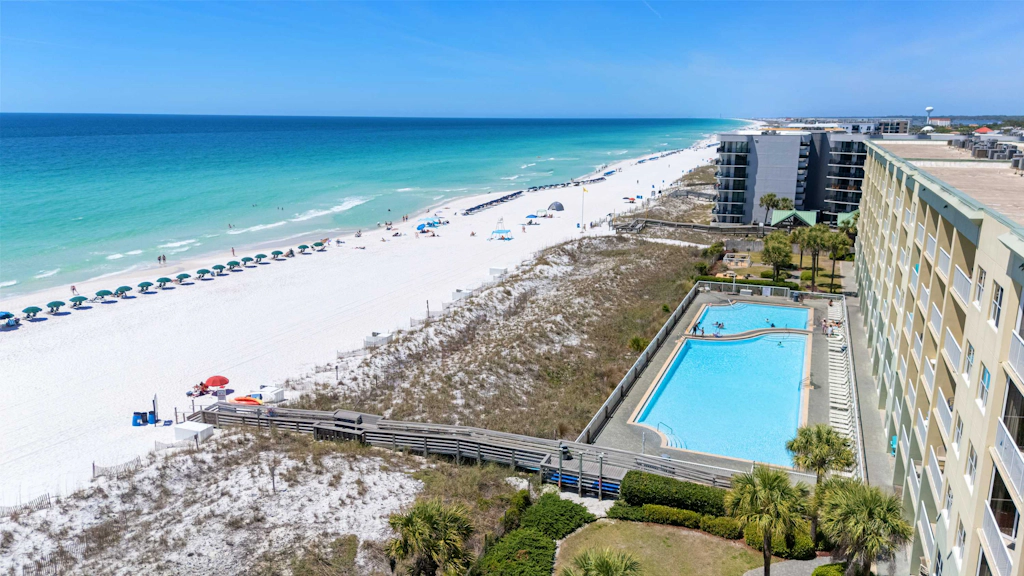 Ground floor, oceanfront condo with pool, fast WiFi & seasonal beach service