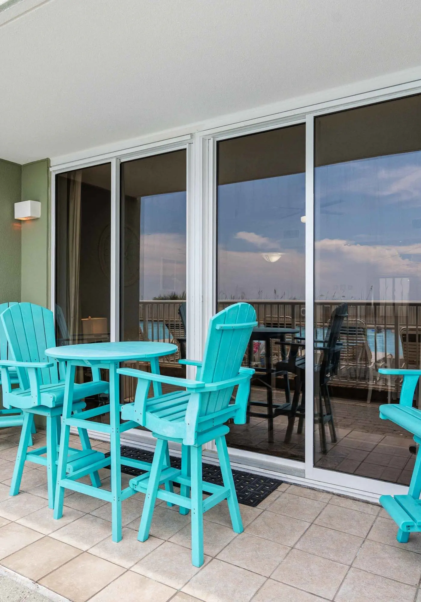 Ground floor, oceanfront condo with pool, fast WiFi & seasonal beach service