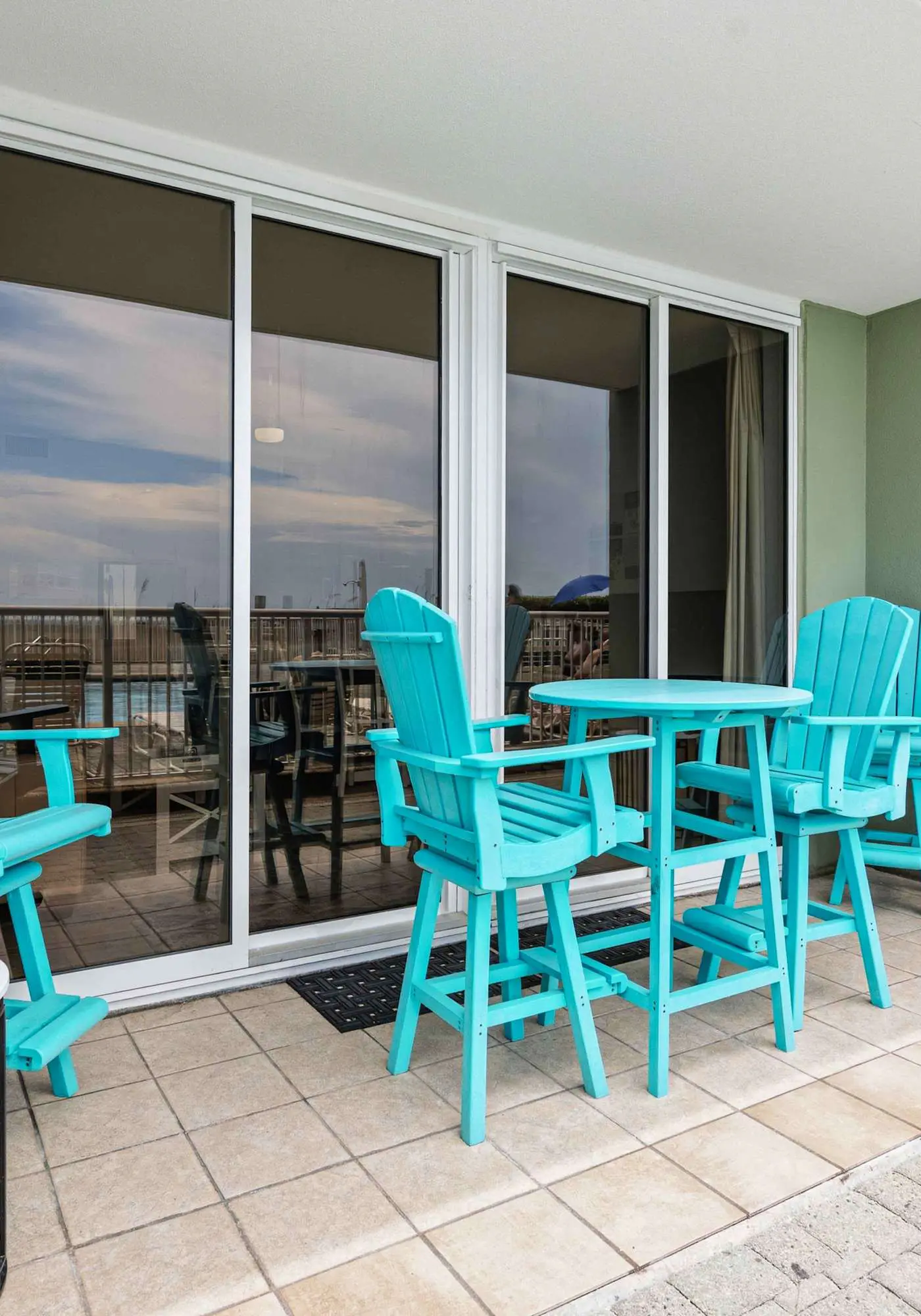 Ground floor, oceanfront condo with pool, fast WiFi & seasonal beach service