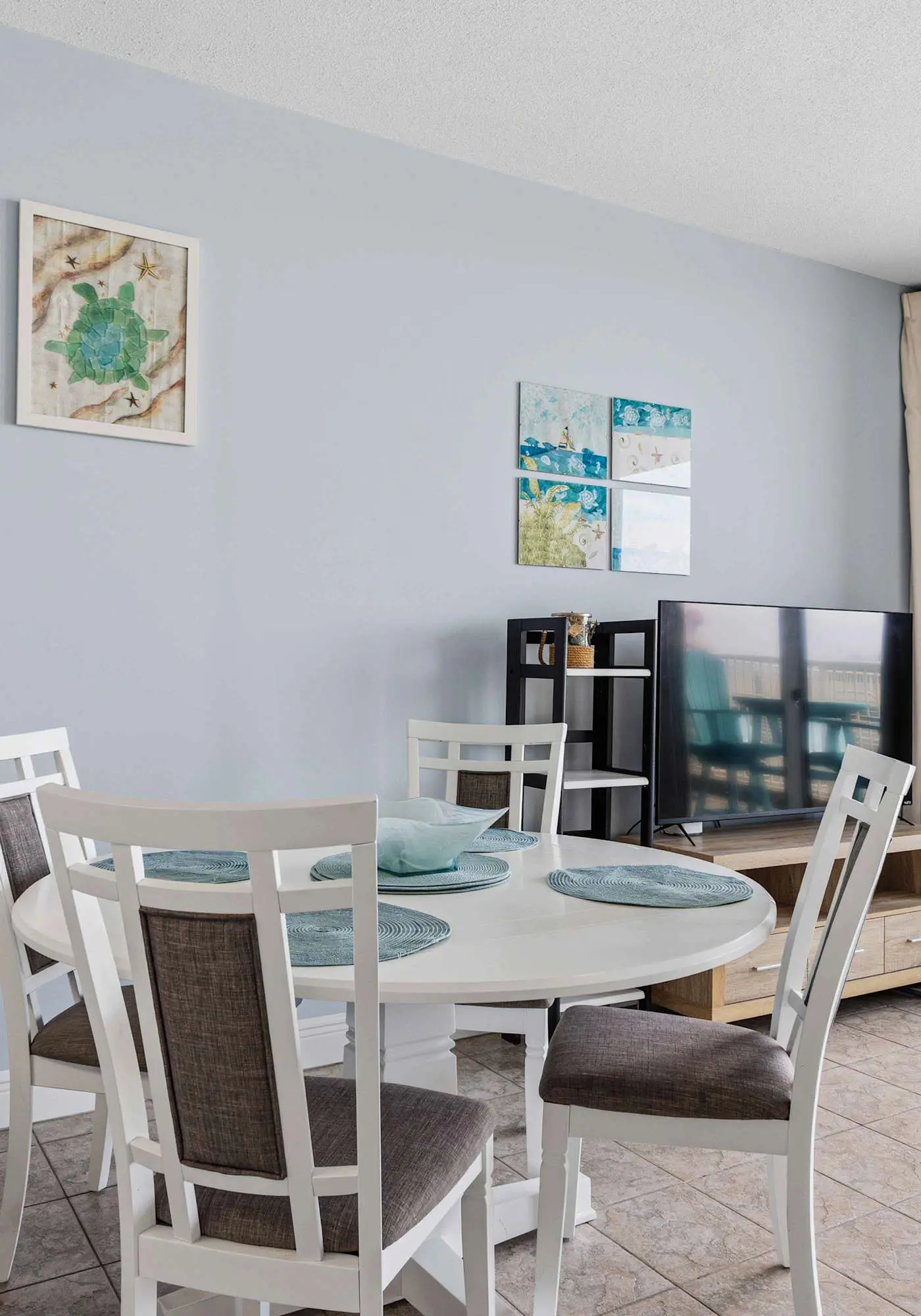 Ground floor, oceanfront condo with pool, fast WiFi & seasonal beach service