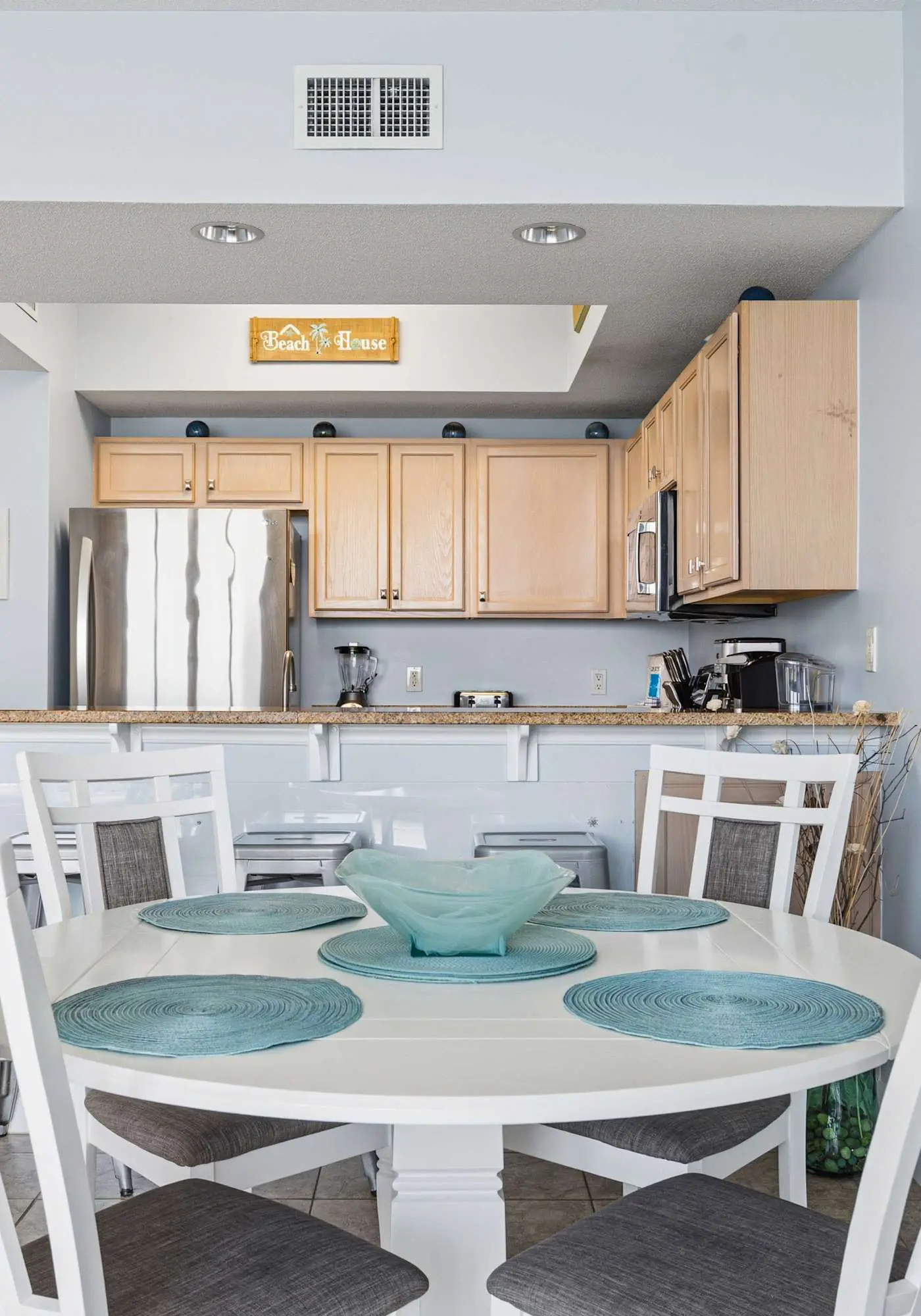Ground floor, oceanfront condo with pool, fast WiFi & seasonal beach service
