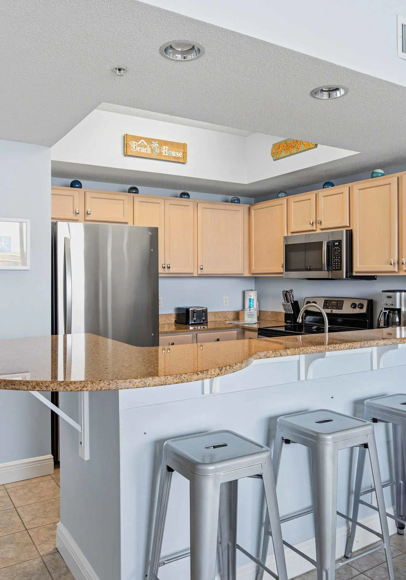 Ground floor, oceanfront condo with pool, fast WiFi & seasonal beach service