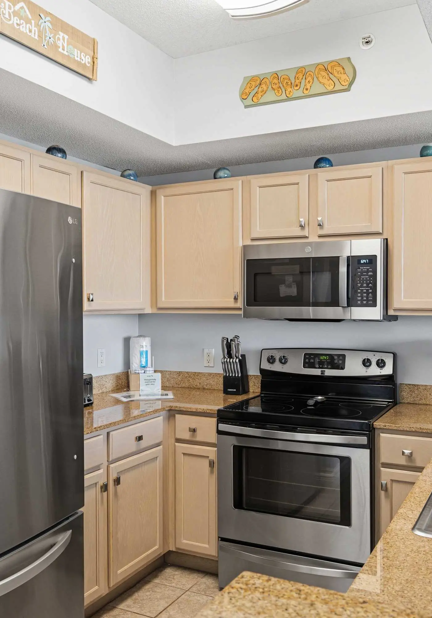 Ground floor, oceanfront condo with pool, fast WiFi & seasonal beach service