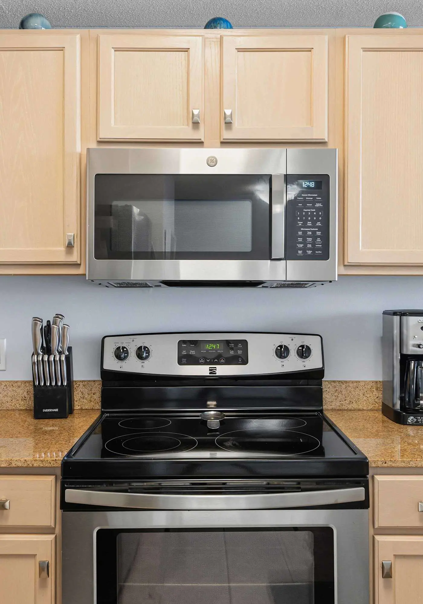 Ground floor, oceanfront condo with pool, fast WiFi & seasonal beach service