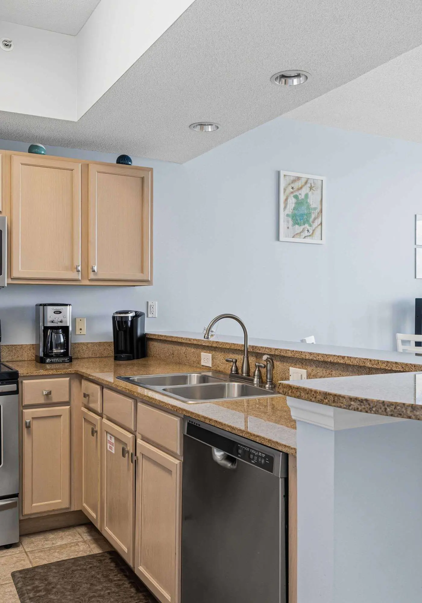 Ground floor, oceanfront condo with pool, fast WiFi & seasonal beach service