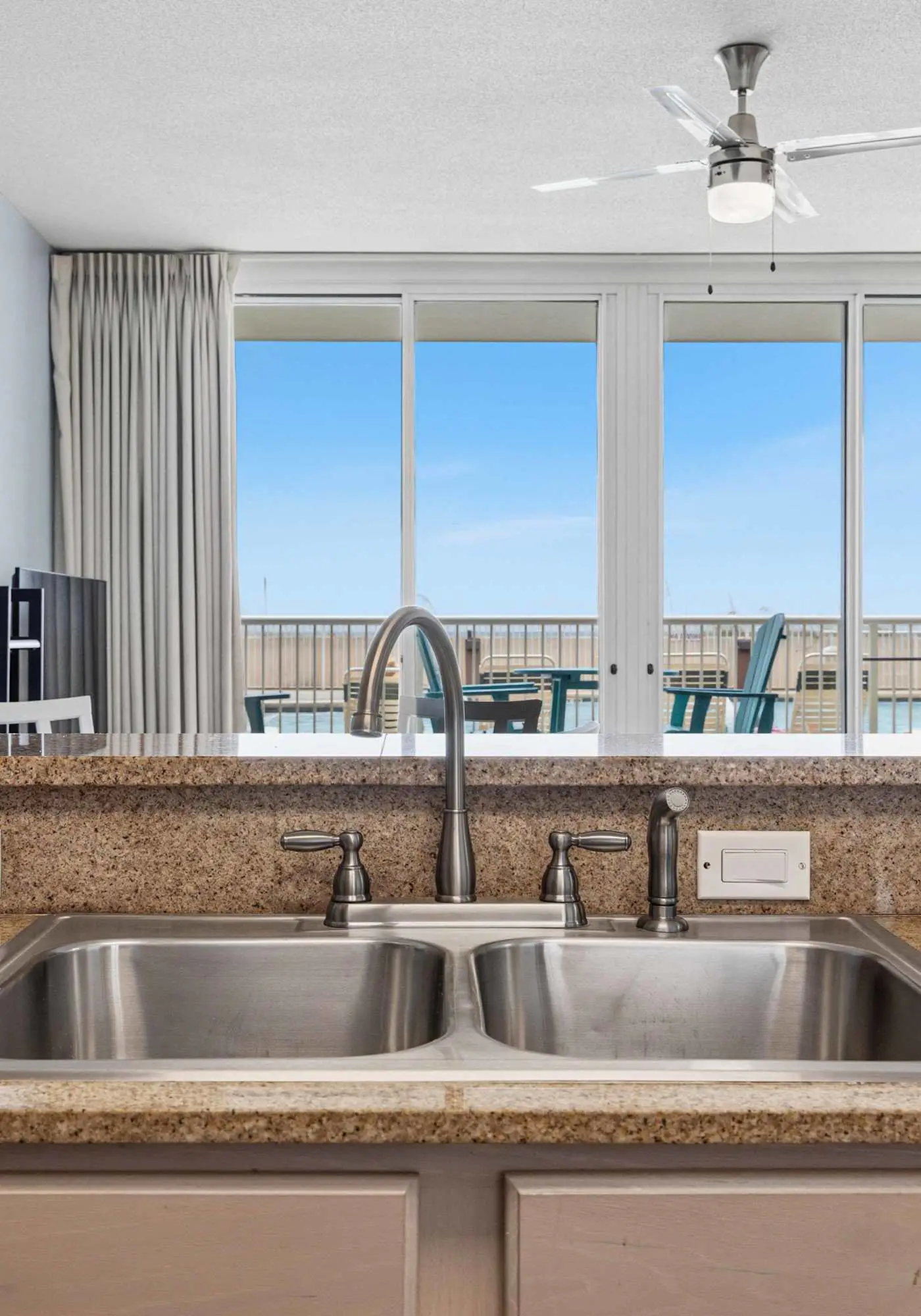 Ground floor, oceanfront condo with pool, fast WiFi & seasonal beach service