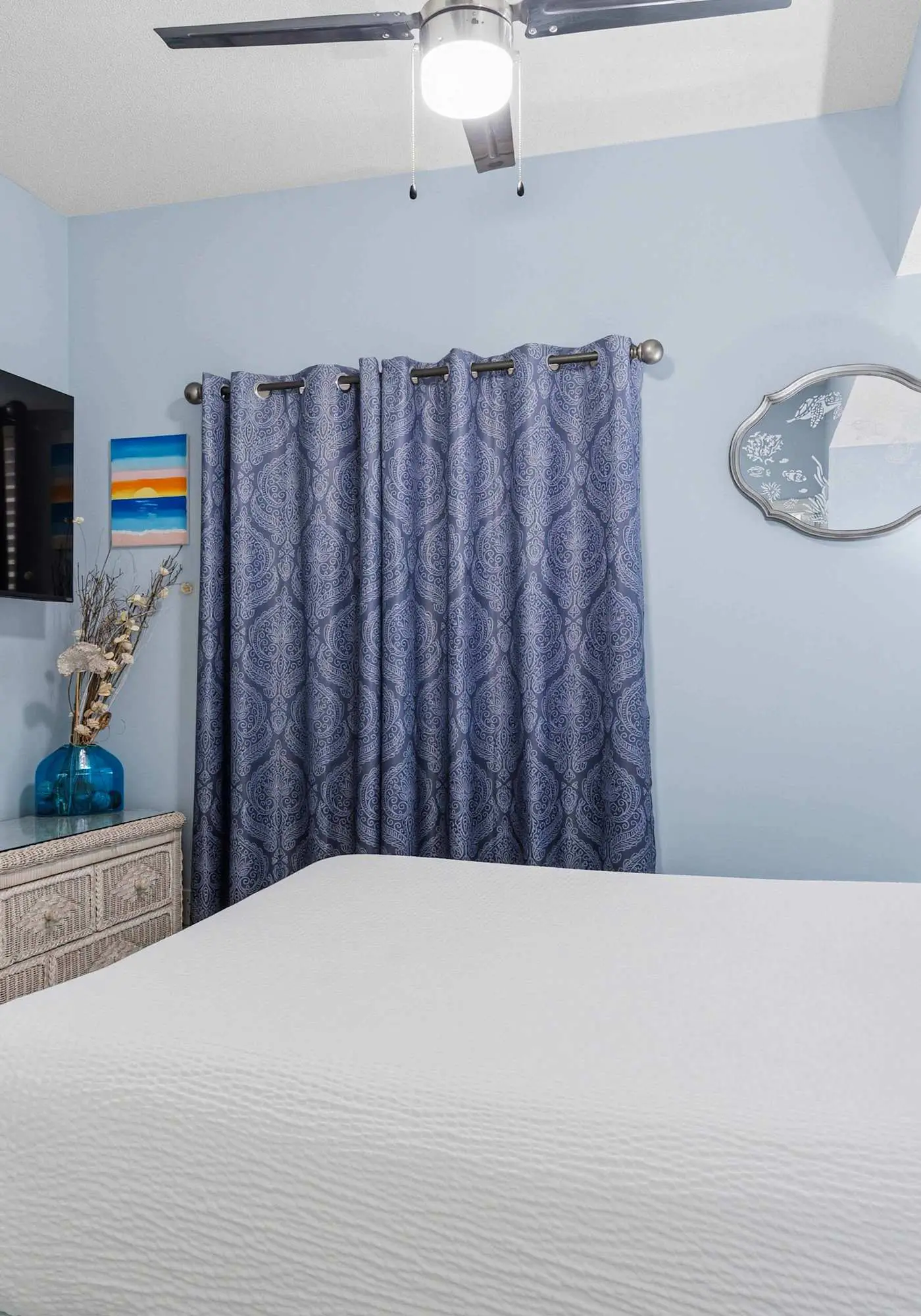 Ground floor, oceanfront condo with pool, fast WiFi & seasonal beach service