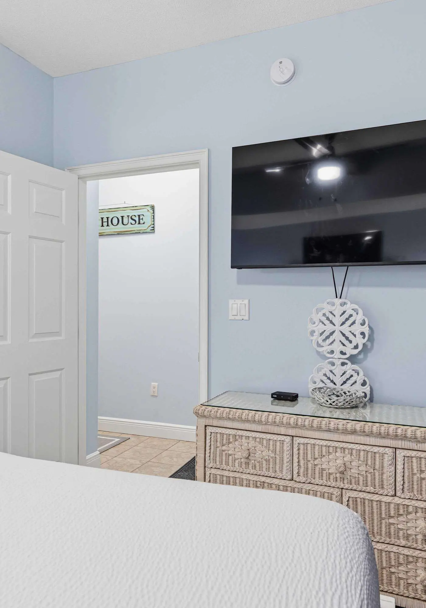 Ground floor, oceanfront condo with pool, fast WiFi & seasonal beach service