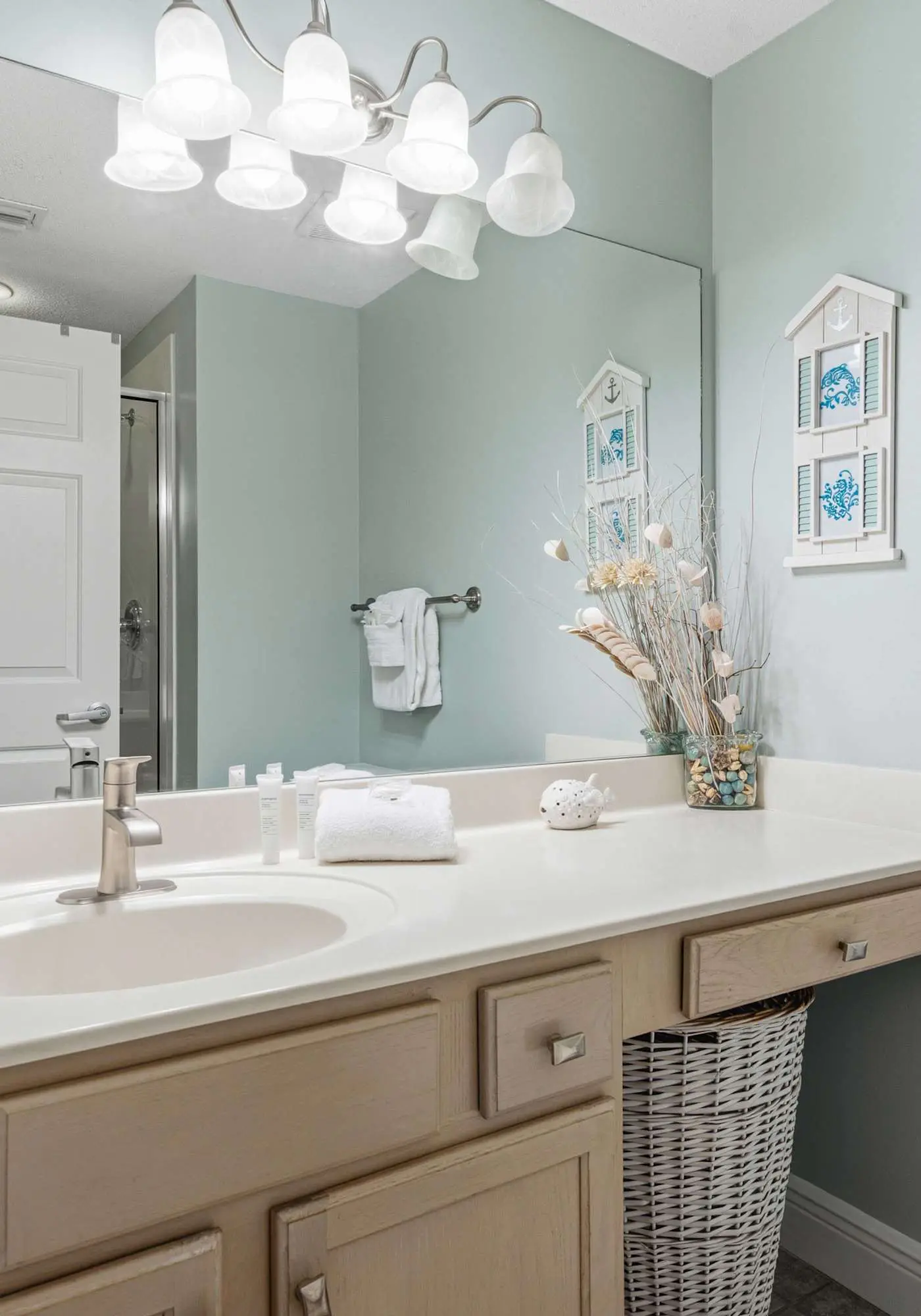 Ground floor, oceanfront condo with pool, fast WiFi & seasonal beach service